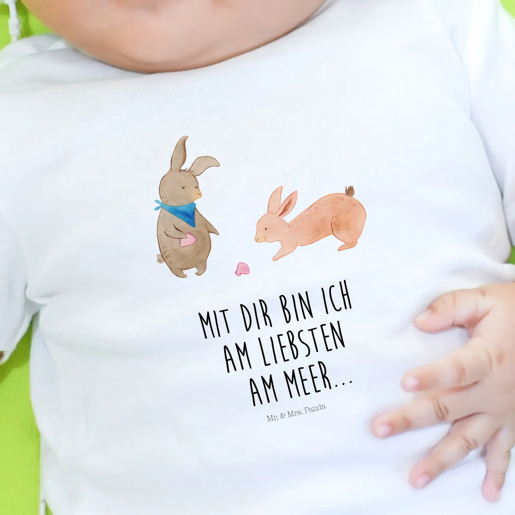 Organic Baby Shirt Hasen Muschel Baby Shirt Mit Spruch, Baby Bio Shirt, Baby Shirt Modern, Baby Shirt, Baby Pullover, Baby Top, Baby Kurzarmshirt, Baby Shirt Mit Motiv, Baby Shirt Weiß, Baby Sweatshirt, Baby Hemd, Baby Shirt Junge, Baby Shirt Neutral, Baby Baumwollshirt, Baby Shirt Mädchen, Baby Shirt Klassisch, Baby Oberteil, Baby Shirt Alltag, Baby Shirt Gestreift, Baby Shirt Grau, Süßes Baby Shirt, Baby Shirt Mit Aufdruck, Lustiges Baby Shirt, Baby Shirt Bunt, Baby Jerseyshirt, Baby Shirt Erstausstattung, Baby T-Shirt, Baby Langarmshirt, Baby Shirt Zur Geburt, Baby Shirt Pastell, Baby Shirt Geschenk, Baby Shirt Unisex, Vatertag, Opa, Mama, Oma, Familie, Papa, Schwester, Bruder, Muttertag, Beste Freundin, Muscheln Sammeln, Meer, Freundin, Best Friends, BFF, Muscheln, Freundinnen, Hasen
