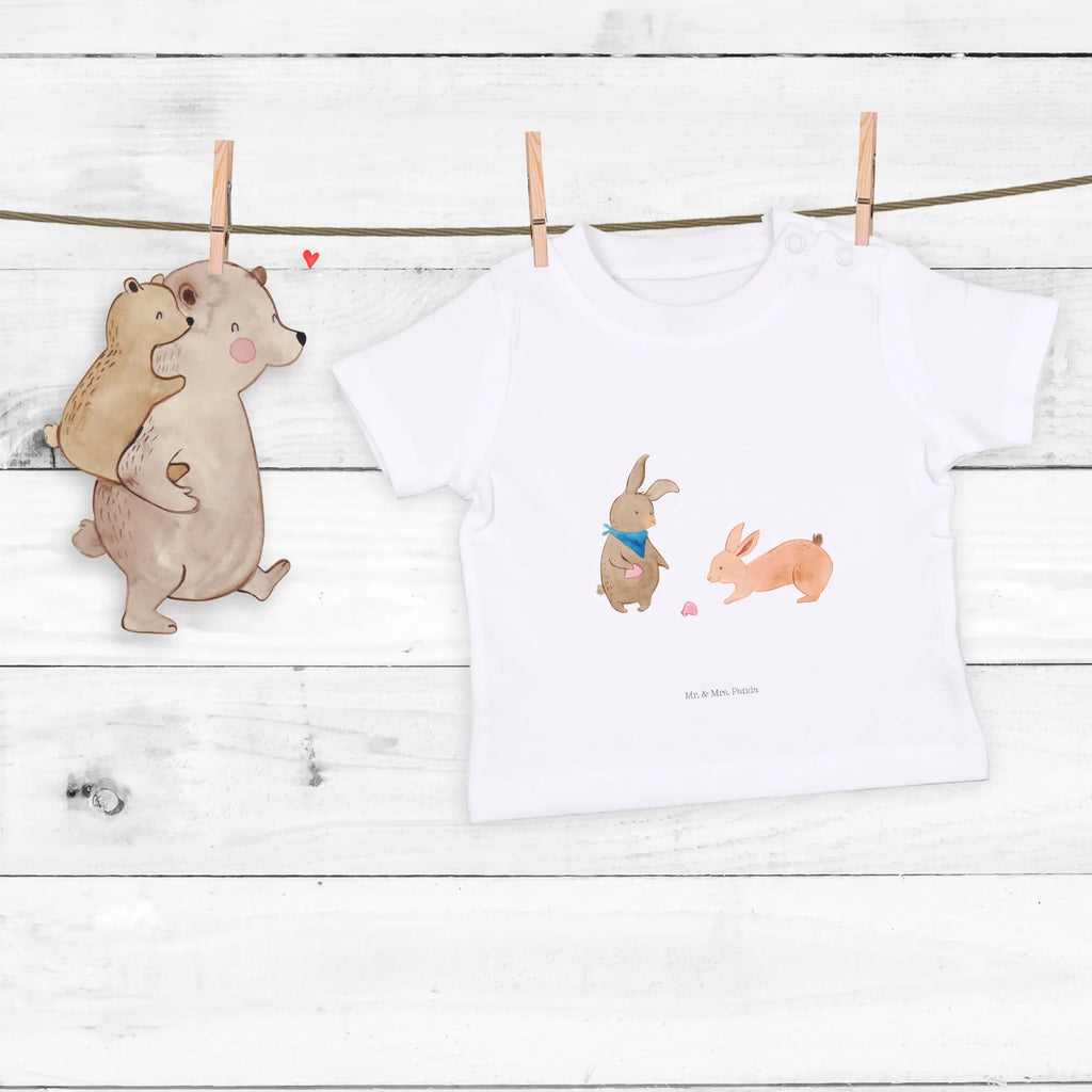 Organic Baby Shirt Hasen Muschel Baby Shirt Mit Spruch, Baby Bio Shirt, Baby Shirt Modern, Baby Shirt, Baby Pullover, Baby Top, Baby Kurzarmshirt, Baby Shirt Mit Motiv, Baby Shirt Weiß, Baby Sweatshirt, Baby Hemd, Baby Shirt Junge, Baby Shirt Neutral, Baby Baumwollshirt, Baby Shirt Mädchen, Baby Shirt Klassisch, Baby Oberteil, Baby Shirt Alltag, Baby Shirt Gestreift, Baby Shirt Grau, Süßes Baby Shirt, Baby Shirt Mit Aufdruck, Lustiges Baby Shirt, Baby Shirt Bunt, Baby Jerseyshirt, Baby Shirt Erstausstattung, Baby T-Shirt, Baby Langarmshirt, Baby Shirt Zur Geburt, Baby Shirt Pastell, Baby Shirt Geschenk, Baby Shirt Unisex, Vatertag, Opa, Mama, Oma, Familie, Papa, Schwester, Bruder, Muttertag, Beste Freundin, Muscheln Sammeln, Meer, Freundin, Best Friends, BFF, Muscheln, Freundinnen, Hasen