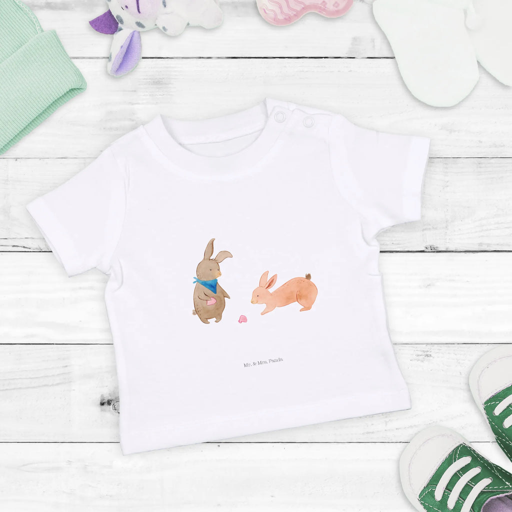 Organic Baby Shirt Hasen Muschel Baby Shirt Mit Spruch, Baby Bio Shirt, Baby Shirt Modern, Baby Shirt, Baby Pullover, Baby Top, Baby Kurzarmshirt, Baby Shirt Mit Motiv, Baby Shirt Weiß, Baby Sweatshirt, Baby Hemd, Baby Shirt Junge, Baby Shirt Neutral, Baby Baumwollshirt, Baby Shirt Mädchen, Baby Shirt Klassisch, Baby Oberteil, Baby Shirt Alltag, Baby Shirt Gestreift, Baby Shirt Grau, Süßes Baby Shirt, Baby Shirt Mit Aufdruck, Lustiges Baby Shirt, Baby Shirt Bunt, Baby Jerseyshirt, Baby Shirt Erstausstattung, Baby T-Shirt, Baby Langarmshirt, Baby Shirt Zur Geburt, Baby Shirt Pastell, Baby Shirt Geschenk, Baby Shirt Unisex, Vatertag, Opa, Mama, Oma, Familie, Papa, Schwester, Bruder, Muttertag, Beste Freundin, Muscheln Sammeln, Meer, Freundin, Best Friends, BFF, Muscheln, Freundinnen, Hasen
