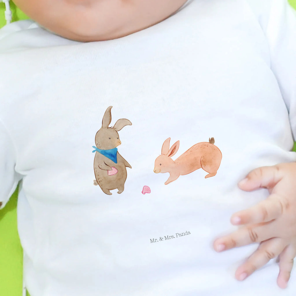 Organic Baby Shirt Hasen Muschel Baby Shirt Mit Spruch, Baby Bio Shirt, Baby Shirt Modern, Baby Shirt, Baby Pullover, Baby Top, Baby Kurzarmshirt, Baby Shirt Mit Motiv, Baby Shirt Weiß, Baby Sweatshirt, Baby Hemd, Baby Shirt Junge, Baby Shirt Neutral, Baby Baumwollshirt, Baby Shirt Mädchen, Baby Shirt Klassisch, Baby Oberteil, Baby Shirt Alltag, Baby Shirt Gestreift, Baby Shirt Grau, Süßes Baby Shirt, Baby Shirt Mit Aufdruck, Lustiges Baby Shirt, Baby Shirt Bunt, Baby Jerseyshirt, Baby Shirt Erstausstattung, Baby T-Shirt, Baby Langarmshirt, Baby Shirt Zur Geburt, Baby Shirt Pastell, Baby Shirt Geschenk, Baby Shirt Unisex, Vatertag, Opa, Mama, Oma, Familie, Papa, Schwester, Bruder, Muttertag, Beste Freundin, Muscheln Sammeln, Meer, Freundin, Best Friends, BFF, Muscheln, Freundinnen, Hasen