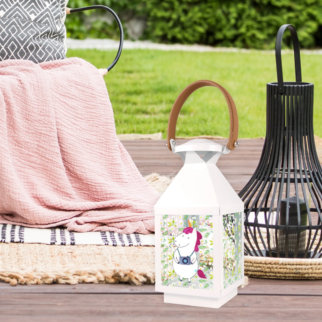 Deko Laterne Einhorn Fotograf Laterne Weiß, Leuchten, Lichterkettenlaterne, Laterne Mit Muster, Laterne Zum Stellen, Laterne Vintage, Laterne Shabby Chic, Laterne Skandinavisch, Laterne Wind- und Wetterfest, Terrasse-Laterne, Laterne Mit Griff, Laterne Minimalistisch, Laterne XXL, Laterne Beleuchtet, Kerzenlaterne, Laterne Mit Motiv, Laternenwindlicht, Deko Laterne, Windlicht, Laterne Klein, Innenraum-Laterne, Laterne Modern, Outdoor-Laterne, Dekolaterne, Laterne Mit Blumenmotiv, Laterne Mit Spiegelglas, Laterne Rustikal, Laterne Landhausstil, Laterne Pastellfarben, Laterne Zum Hängen, Glaslaterne, Teelichthalter Laterne, Windlichtlaterne, Laterne Orientalisch, Lichterlaterne, Hängelaterne Deko, LED-Laterne, Holzlaterne, Laterne Deko, Tischlaterne, Laterne Klassisch, Laterne Romantisch, Laternenlicht, Laternen-Set, Laterne Maritim, Metalllaterne, Laterne Spülmaschinenfest (Glas), Metall Laterne, Hängeleuchte, Laterne Mit Sternenmuster, Einhörner, Unicorn, Einhorn Deko, Einhorn, Fotografie, Reisen, Weltreise, Kurztrip, Kamera, Städtereise, Urlaub, Weltenbummler, Fotograf, Tourist, Reise