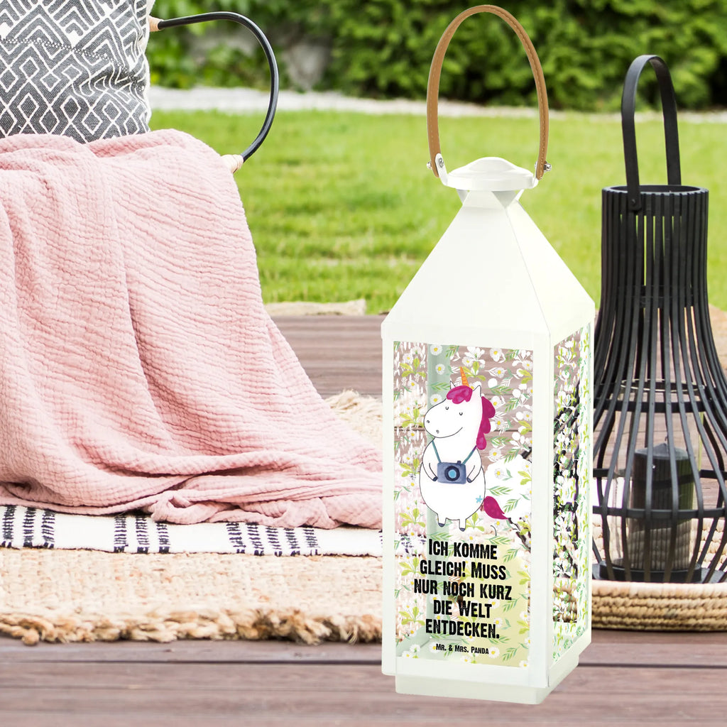 Deko Laterne Einhorn Fotograf Laterne Weiß, Leuchten, Lichterkettenlaterne, Laterne Mit Muster, Laterne Zum Stellen, Laterne Vintage, Laterne Shabby Chic, Laterne Skandinavisch, Laterne Wind- und Wetterfest, Terrasse-Laterne, Laterne Mit Griff, Laterne Minimalistisch, Laterne XXL, Laterne Beleuchtet, Kerzenlaterne, Laterne Mit Motiv, Laternenwindlicht, Deko Laterne, Windlicht, Laterne Klein, Innenraum-Laterne, Laterne Modern, Outdoor-Laterne, Dekolaterne, Laterne Mit Blumenmotiv, Laterne Mit Spiegelglas, Laterne Rustikal, Laterne Landhausstil, Laterne Pastellfarben, Laterne Zum Hängen, Glaslaterne, Teelichthalter Laterne, Windlichtlaterne, Laterne Orientalisch, Lichterlaterne, Hängelaterne Deko, LED-Laterne, Holzlaterne, Laterne Deko, Tischlaterne, Laterne Klassisch, Laterne Romantisch, Laternenlicht, Laternen-Set, Laterne Maritim, Metalllaterne, Laterne Spülmaschinenfest (Glas), Metall Laterne, Hängeleuchte, Laterne Mit Sternenmuster, Einhörner, Unicorn, Einhorn Deko, Einhorn, Fotografie, Reisen, Weltreise, Kurztrip, Kamera, Städtereise, Urlaub, Weltenbummler, Fotograf, Tourist, Reise