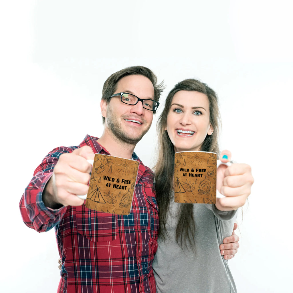 Tasse Wild & Free Leather Tasse mit Motiven, Tasse, Porzellantasse, Keramiktasse, Kaffeetasse, Tasse mit Zitaten, Teetasse, Geschenktasse, Bürotasse, Blumen Deko, Frühlings Deko, Sommer Deko, Dekoration, positive Botschaft, Naturliebhaber, Outdoor, Natur, Abenteuer