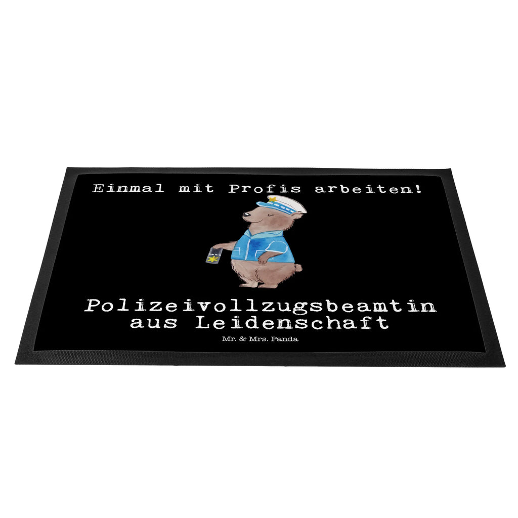 Fußmatte Polizeivollzugsbeamtin aus Leidenschaft Fußmatte outdoor, Schmutzfangmatte waschbar, Fußmatten, Fußabstreifer außen, Gummi Matte, Fußabstreifer, Fußabtreter, Sauberlaufmatte, Eingangsteppich, Gummimatte, Schmutzfänger, Schmutzmatte, Haustürmatte, Fussmatten online, Fußmatte innen, Schmutzfangmatte, Fussmatten, Vorleger, Matte, Fußmatte außen wetterfest, Motivfußmatte, Fußmatte außen, Türvorleger, Türmatte, Schmutzfangteppich, Fußmatte waschbar, Fußabtreter außen, Beruf, Ausbildung, Jubiläum, Abschied, Rente, Kollege, Kollegin, Geschenk, Schenken, Arbeitskollege, Mitarbeiter, Firma, Danke, Dankeschön, Polizeivollzugsbeamte, Polizistin Polizei