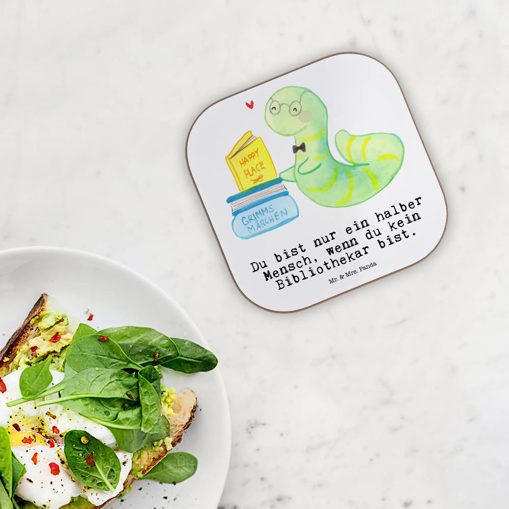 Quadratische Untersetzer Bibliothekar mit Herz Getränkeuntersetzer, Glasuntersetzer, Untersetzer Holz, Holzuntersetzer, Korkuntersetzer, Untersetzer für Gläser, Untersetzer Gläser, Untersetzer aus Holz, Bierdeckel, Untersetzer, Untersetzer Design, Tassen Untersetzer, Beruf, Ausbildung, Jubiläum, Abschied, Rente, Kollege, Kollegin, Geschenk, Schenken, Arbeitskollege, Mitarbeiter, Firma, Danke, Dankeschön, Bücherwurm, Bibliothek, Bibliothekar, Buchhandlung, Leseratte, Bücherliebe