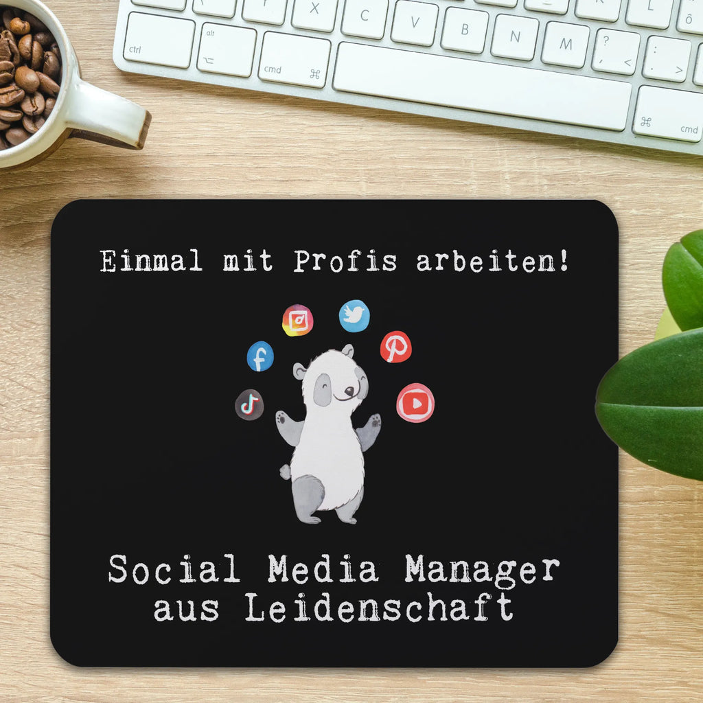 Mauspad Social Media Manager aus Leidenschaft Arbeitszimmer, Mousepad, Designer Mauspad, Mausunterlage, Mauspad, Büroausstattung, PC Zubehör, Computer zubehör, Mauspad Büro, Einzigartiges Mauspad, Beruf, Ausbildung, Jubiläum, Abschied, Rente, Kollege, Kollegin, Geschenk, Schenken, Arbeitskollege, Mitarbeiter, Firma, Danke, Dankeschön