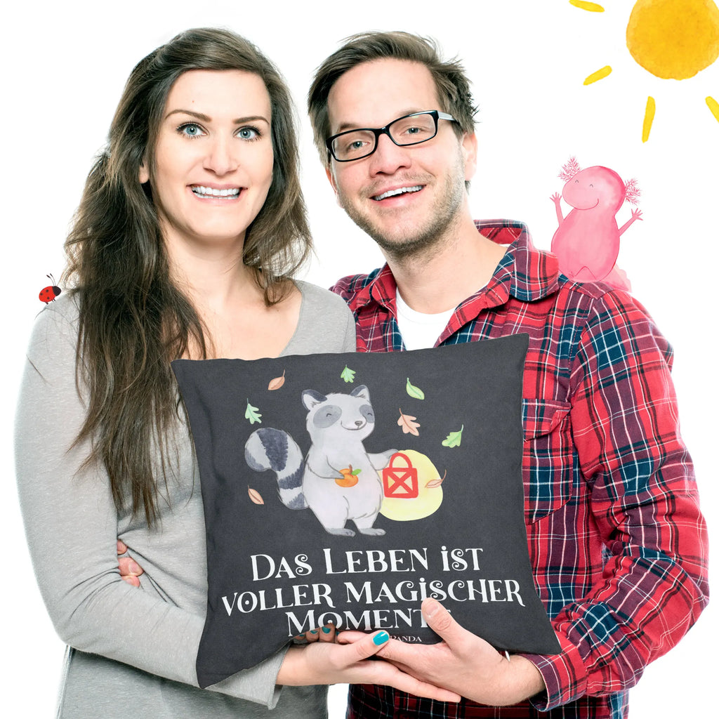 Cushion Raccoon Lantern Sofakissen, Kissenbezug 40x40, Kissenhülle, Kissen, Kissenbezüge, Motivkissen, Dekokissen Sofa, Sofakissen 40x40, Kopfkissen, sofakissen, Kissen 40x40 Waschbar, Dekokissen 40x40, Couchkissen, Kopfkissen 40x40, Kissenhülle 40x40, sitzkissen, Zierkissen, Kissen 40x40, Dekokissen, Halloween, Deko, Martinssingen, Dekoration, Geschenke, Schenken, Süßes sonst gibt's saures, Halloween Deko, Waschbär, Laterne, Herbst, Trick or Treat