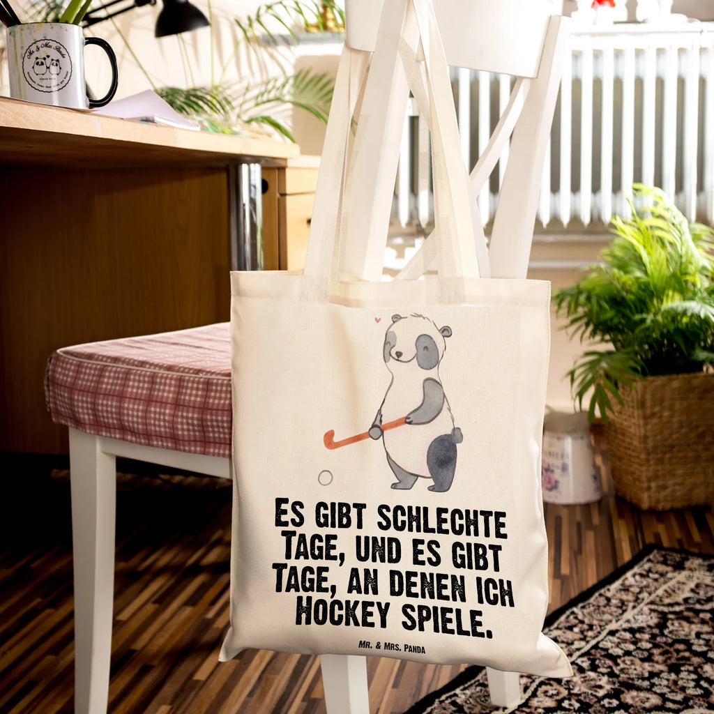 Tragetasche Panda Hockey spielen Beutel, Tasche, Jutetasche, Umhängetasche, Stoffbeutel, Strandtasche, Einkaufstüte, Beuteltasche, Einkaufstasche, Laptoptasche, Badetasche, Shopper, Stofftasche, Jutebeutel, Tragetasche, Schultertasche, Geschenk, Sport, Sportart, Hobby, Schenken, Danke, Dankeschön, Auszeichnung, Gewinn, Sportler, Feldhockey, Hockey spielen, Hockey Verein, Hockeyschläger