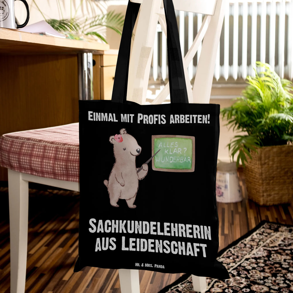 Tragetasche Sachkundelehrerin aus Leidenschaft Beuteltasche, Einkaufstasche, Badetasche, Tragetasche, Tasche, Strandtasche, Laptoptasche, Shopper, Stoffbeutel, Beutel, Jutetasche, Jutebeutel, Stofftasche, Schultertasche, Umhängetasche, Einkaufstüte, Beruf, Ausbildung, Jubiläum, Abschied, Rente, Kollege, Kollegin, Geschenk, Schenken, Arbeitskollege, Mitarbeiter, Firma, Danke, Dankeschön, Sachkundelehrerin, Grundschule, Schule, Sachkundeunterricht