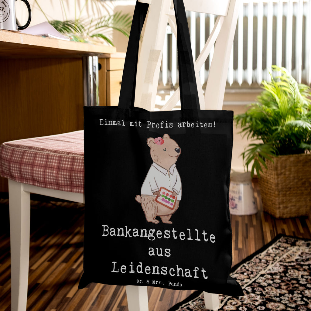 Tragetasche Bankangestellte aus Leidenschaft festival tasche, henkeltasche baumwolle, canvas tasche, festivaltasche, textiltasche, Shopper, einkaufstasche baumwolle, baumwoll shopper, Schultertasche, tragetasche baumwolle, Freizeittasche, Jutetasche, schultertasche baumwolle, stofftasche baumwolle, tragbeutel, Tote Bag, freizeitbeutel, stoff shopper, Stofftasche, umhängetasche baumwolle, beutel baumwolle, universaltasche, Einkaufsbeutel, Shopping Tasche, einkaufsshopper, studententasche, Beutel, Uni Tasche, Büchertasche, dokumententasche, Alltagstasche, schulterbeutel, Tüte, Laptoptasche, totebag, Schulbeutel, Stoffbeutel, Jutebeutel, Tasche, Einkaufstasche, Stoff-Tragetasche, campus tasche, Baumwoll-Tragetasche, Einkaufstüte, Baumwoll-Shopper, umhängebeutel, Tragetasche, Strandtasche, Schultasche, Unitasche, tasche baumwolle, Umhängetasche, textilbeutel, Henkeltasche, Baumwollbeutel, Baumwolltasche, Geschenk, Schenken, Jubiläum, Danke, Dankeschön, Beruf, Ausbildung, Abschied, Rente, Kollege, Kollegin, Arbeitskollege, Mitarbeiter, Firma, Bankfachfrau, Bänkerin, Bankberaterin, Bankangestellte
