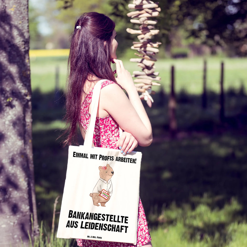 Tragetasche Bankangestellte aus Leidenschaft festival tasche, henkeltasche baumwolle, canvas tasche, festivaltasche, textiltasche, Shopper, einkaufstasche baumwolle, baumwoll shopper, Schultertasche, tragetasche baumwolle, Freizeittasche, Jutetasche, schultertasche baumwolle, stofftasche baumwolle, tragbeutel, Tote Bag, freizeitbeutel, stoff shopper, Stofftasche, umhängetasche baumwolle, beutel baumwolle, universaltasche, Einkaufsbeutel, Shopping Tasche, einkaufsshopper, studententasche, Beutel, Uni Tasche, Büchertasche, dokumententasche, Alltagstasche, schulterbeutel, Tüte, Laptoptasche, totebag, Schulbeutel, Stoffbeutel, Jutebeutel, Tasche, Einkaufstasche, Stoff-Tragetasche, campus tasche, Baumwoll-Tragetasche, Einkaufstüte, Baumwoll-Shopper, umhängebeutel, Tragetasche, Strandtasche, Schultasche, Unitasche, tasche baumwolle, Umhängetasche, textilbeutel, Henkeltasche, Baumwollbeutel, Baumwolltasche, Geschenk, Schenken, Jubiläum, Danke, Dankeschön, Beruf, Ausbildung, Abschied, Rente, Kollege, Kollegin, Arbeitskollege, Mitarbeiter, Firma, Bankfachfrau, Bänkerin, Bankberaterin, Bankangestellte