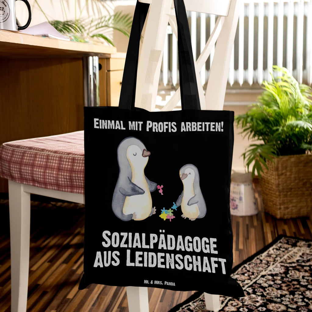 Tragetasche Sozialpädagoge aus Leidenschaft Laptoptasche, Tragetasche, Schultertasche, Einkaufstasche, Beutel, Stofftasche, Beuteltasche, Badetasche, Jutebeutel, Stoffbeutel, Einkaufstüte, Shopper, Tasche, Umhängetasche, Strandtasche, Jutetasche, Beruf, Ausbildung, Jubiläum, Abschied, Rente, Kollege, Kollegin, Geschenk, Schenken, Arbeitskollege, Mitarbeiter, Firma, Danke, Dankeschön