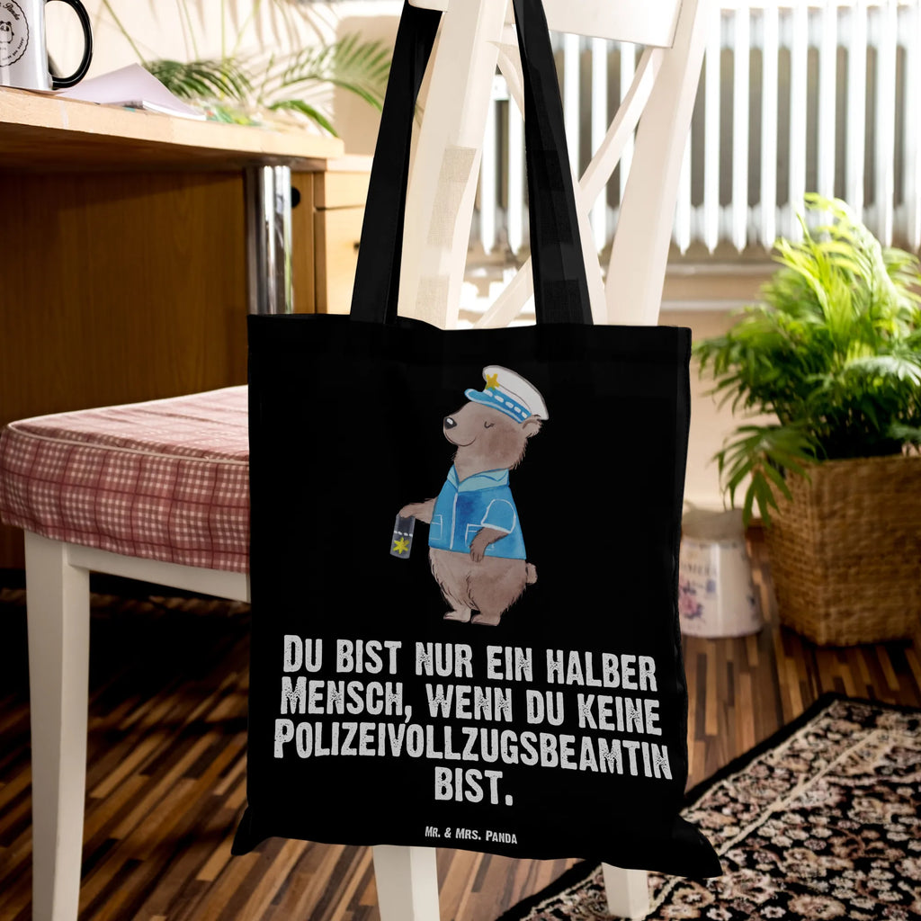 Tragetasche Polizeivollzugsbeamtin mit Herz Laptoptasche, totebag, Schultertasche, umhängetasche baumwolle, studententasche, henkeltasche baumwolle, Tote Bag, einkaufstasche baumwolle, tragetasche baumwolle, campus tasche, umhängebeutel, Beutel, tasche baumwolle, schulterbeutel, Stoffbeutel, Baumwoll-Shopper, Einkaufstüte, festival tasche, Büchertasche, baumwoll shopper, einkaufsshopper, Shopping Tasche, universaltasche, Tasche, Jutebeutel, Tragetasche, Henkeltasche, Stoff-Tragetasche, Alltagstasche, dokumententasche, Shopper, Schultasche, stoff shopper, textilbeutel, Uni Tasche, Jutetasche, schultertasche baumwolle, canvas tasche, tragbeutel, Stofftasche, Freizeittasche, Umhängetasche, Baumwollbeutel, Tüte, Strandtasche, freizeitbeutel, Baumwolltasche, Einkaufstasche, Einkaufsbeutel, textiltasche, beutel baumwolle, festivaltasche, Schulbeutel, Unitasche, Baumwoll-Tragetasche, stofftasche baumwolle, Geschenk, Kollegin, Arbeitskollege, Rente, Beruf, Mitarbeiter, Ausbildung, Firma, Jubiläum, Dankeschön, Kollege, Danke, Schenken, Abschied, Polizistin, Polizeivollzugsbeamte, Polizei