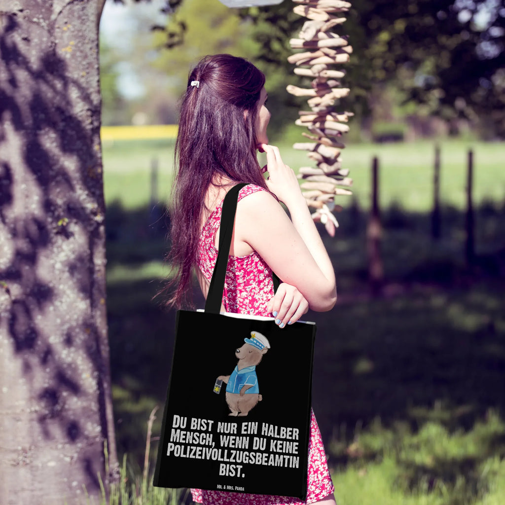 Tragetasche Polizeivollzugsbeamtin mit Herz Laptoptasche, totebag, Schultertasche, umhängetasche baumwolle, studententasche, henkeltasche baumwolle, Tote Bag, einkaufstasche baumwolle, tragetasche baumwolle, campus tasche, umhängebeutel, Beutel, tasche baumwolle, schulterbeutel, Stoffbeutel, Baumwoll-Shopper, Einkaufstüte, festival tasche, Büchertasche, baumwoll shopper, einkaufsshopper, Shopping Tasche, universaltasche, Tasche, Jutebeutel, Tragetasche, Henkeltasche, Stoff-Tragetasche, Alltagstasche, dokumententasche, Shopper, Schultasche, stoff shopper, textilbeutel, Uni Tasche, Jutetasche, schultertasche baumwolle, canvas tasche, tragbeutel, Stofftasche, Freizeittasche, Umhängetasche, Baumwollbeutel, Tüte, Strandtasche, freizeitbeutel, Baumwolltasche, Einkaufstasche, Einkaufsbeutel, textiltasche, beutel baumwolle, festivaltasche, Schulbeutel, Unitasche, Baumwoll-Tragetasche, stofftasche baumwolle, Geschenk, Kollegin, Arbeitskollege, Rente, Beruf, Mitarbeiter, Ausbildung, Firma, Jubiläum, Dankeschön, Kollege, Danke, Schenken, Abschied, Polizistin, Polizeivollzugsbeamte, Polizei