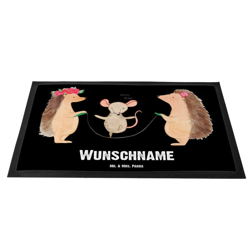 Personalisierte Fußmatte Igel Seilhüpfen Türvorleger personalisiert, Fußmatte bedrucken, Bedrucken, Wunschnamen, Türvorleger mit Namen, Haustürmatte personalisiert, Namensfussmatte, Personalisiert, Personalisierte Fußmatte, Personalisieruung, Fußmatte mit Namen, Tiermotive, Gute Laune, lustige Sprüche, Tiere, Seilspringen, Seilhüpfen, Maus, Kinder, Kindergarten, Igel