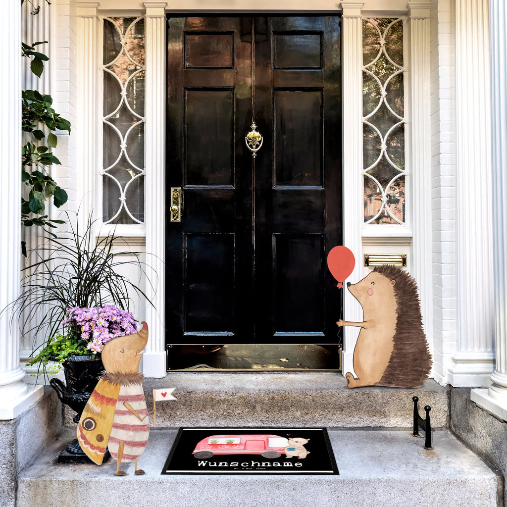 Personalisierte Fußmatte Bär Camper Personalisiert, Fußmatte bedrucken, Türvorleger mit Namen, Haustürmatte personalisiert, Türvorleger personalisiert, Wunschnamen, Fußmatte mit Namen, Personalisierte Fußmatte, Personalisieruung, Bedrucken, Namensfussmatte, Geschenk, Sport, Sportart, Hobby, Schenken, Danke, Dankeschön, Auszeichnung, Gewinn, Sportler, Wohnmobil, Zelten, Campingplatz, Camper, Campen, Urlaub, Roadtrip