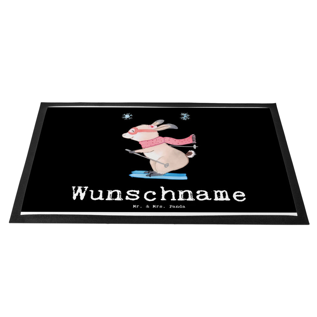 Personalisierte Fußmatte Hase Skifahren Namensfussmatte, Haustürmatte Personalisiert, Personalisierung, Personalisierte Fußmatte, Fußmatte mit Namen, Bedrucken, Türvorleger Personalisiert, Fußmatte Bedrucken, Personalisiert, Türvorleger mit Namen, Wunschnamen, Geschenk, Schenken, Sport, Sportart, Hobby, Danke, Dankeschön, Auszeichnung, Gewinn, Sportler, Skifahren, Ski fahren, Skisport, Skirennen, Skiwettbewerb