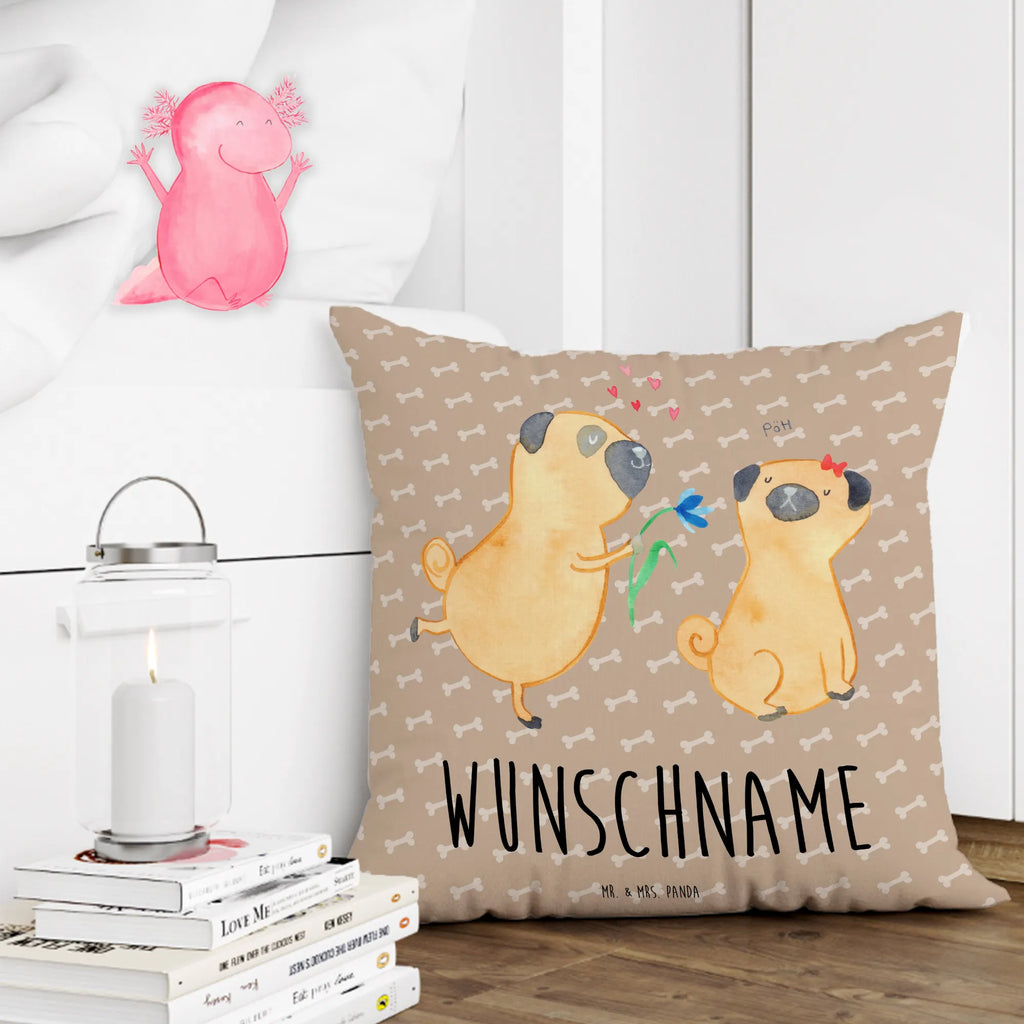 Personalisiertes Kissen Mops verliebt Wunschname, Kopfkissen, personalisiert, bedrucken, Name, Kissen, Hund, Hundemotiv, Haustier, Hunderasse, Tierliebhaber, Hundebesitzer, Sprüche, Möpse, Liebesspruch. Verlobt, Partner, Liebe, Hundeliebe, Geschenk Freund, verliebt, Mops