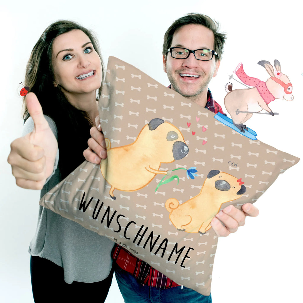 Personalisiertes Kissen Mops verliebt Wunschname, Kopfkissen, personalisiert, bedrucken, Name, Kissen, Hund, Hundemotiv, Haustier, Hunderasse, Tierliebhaber, Hundebesitzer, Sprüche, Möpse, Liebesspruch. Verlobt, Partner, Liebe, Hundeliebe, Geschenk Freund, verliebt, Mops