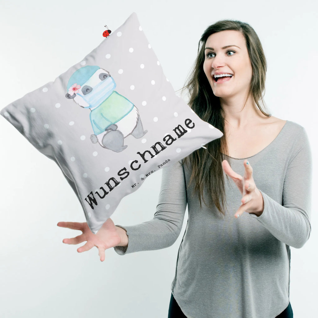 Personalisiertes Kissen Chirurgin mit Herz Wunschname, Kissen, bedrucken, personalisiert, Name, Kopfkissen, Beruf, Ausbildung, Jubiläum, Abschied, Rente, Kollege, Kollegin, Geschenk, Schenken, Arbeitskollege, Mitarbeiter, Firma, Danke, Dankeschön, Chirurgin, Medizinerin, Unfallchirurgini, Ärztin, Notfallchirurgin, Krankenhaus