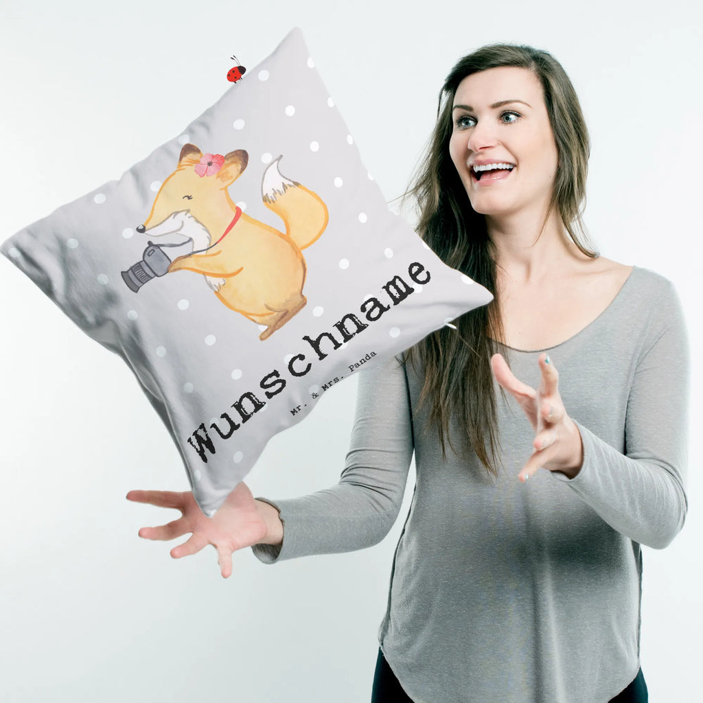 Personalisiertes Kissen Fotografin mit Herz Bedrucken, Wunschname, Name, Kissen, Kopfkissen, Personalisiert, Geschenk, Schenken, Jubiläum, Danke, Dankeschön, Beruf, Ausbildung, Abschied, Rente, Kollege, Kollegin, Arbeitskollege, Mitarbeiter, Firma, Profi Fotografin, Fotografie, Fotoreporterin, Hobbyfotografin, Fotografin, Hochzeitsfotografin
