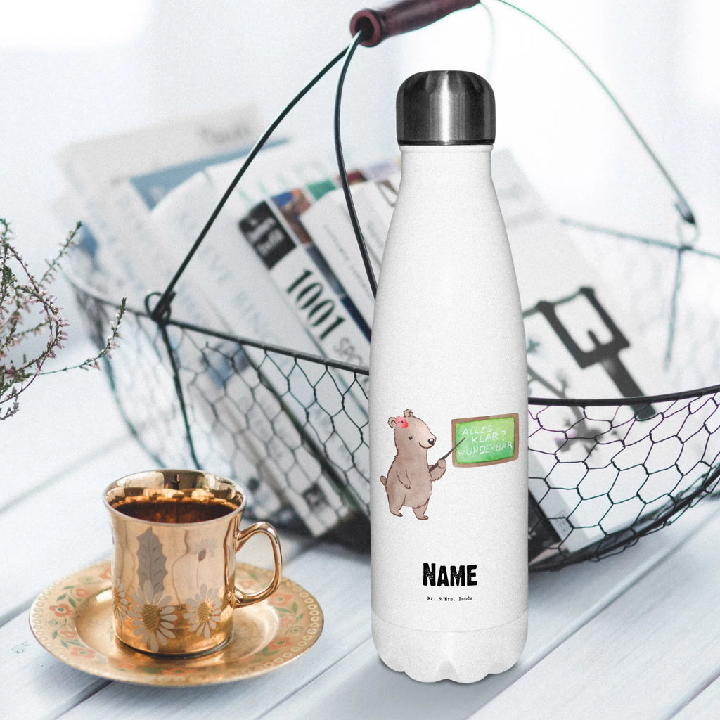 Personalisierte Thermosflasche Sachkundelehrerin mit Herz Thermosflasche Wandern Mit Gravur, Thermosflasche Outdoor Mit Gravur, Thermosflasche Für Kaffee Mit Wunschtext, Spülmaschinenfeste Thermosflasche Mit Gravur, Thermosflasche Mit Namen, Thermosflasche Damen Personalisiert, Thermosflasche Herren Mit Wunschtext, Getränkeflasche Personalisiert, Umweltfreundliche Thermosflasche Mit Wunschtext, Thermosflasche Mit Trinkverschluss Und Namen, Flasche Für Kohlensäure Mit Gravur, Auslaufsichere Thermosflasche Mit Wunschtext, Leichte Thermosflasche Mit Wunschtext, Klassische Thermosflasche Mit Namen, Thermosflasche Für Sport Mit Namen, Trinkflasche Isoliert Mit Namen, Thermoskanne Unterwegs Mit Namen, Thermosflasche Kinder Mit Namen, Thermoflasche Personalisiert, Thermosflasche Mit Drehverschluss Und Gravur, Thermosflasche 1 Liter Personalisiert, Edelstahlflasche Mit Wunschtext, Thermosflasche Für Tee Mit Namen, Thermosflasche 500ml Mit Gravur, Sommerflasche Mit Wunschtext, Doppelwandige Trinkflasche Mit Gravur, Thermosflasche Für Wasser Personalisiert, Thermosflasche 750ml Mit Namen, Moderne Thermosflasche Mit Text, Thermosflasche Reisen Mit Namen, Vakuumflasche Mit Namen, Thermosflasche Für Büro Mit Wunschtext, Isolierflasche Mit Gravur, BPA-Freie Thermosflasche Mit Namen, Thermosflasche Für Schule Mit Gravur, Robuste Thermosflasche Personalisiert, Kalthalteflasche Mit Wunschtext, Personalisierte Thermosflasche, Nachhaltige Thermosflasche Mit Gravur, Thermoflasche Edelstahl Mit Gravur, Warmhalteflasche Personalisiert, Thermosflasche Mit Wunschtext, Beruf, Ausbildung, Jubiläum, Abschied, Rente, Kollege, Kollegin, Geschenk, Schenken, Arbeitskollege, Mitarbeiter, Firma, Danke, Dankeschön, Schule, Sachkundeunterricht, Grundschule, Sachkundelehrerin