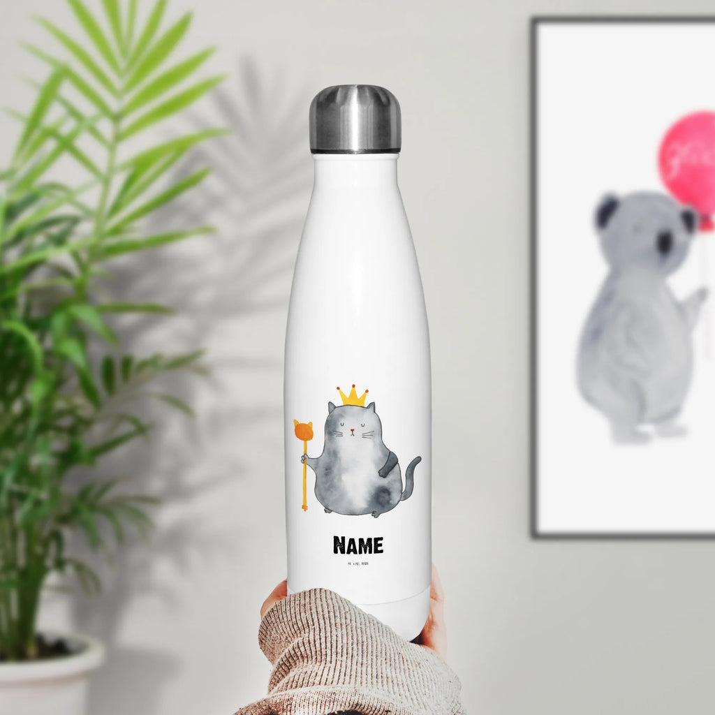 Personalisierte Thermosflasche Katzen Koenig Thermosflasche Für Büro Mit Wunschtext, Thermosflasche Damen Personalisiert, Thermosflasche 1 Liter Personalisiert, Thermosflasche Für Wasser Personalisiert, Sommerflasche Mit Wunschtext, Doppelwandige Trinkflasche Mit Gravur, Thermosflasche Mit Drehverschluss Und Gravur, Robuste Thermosflasche Personalisiert, Thermosflasche 500ml Mit Gravur, Thermosflasche Outdoor Mit Gravur, Flasche Für Kohlensäure Mit Gravur, Thermosflasche Mit Trinkverschluss Und Namen, BPA-Freie Thermosflasche Mit Namen, Klassische Thermosflasche Mit Namen, Moderne Thermosflasche Mit Text, Trinkflasche Isoliert Mit Namen, Thermosflasche Reisen Mit Namen, Vakuumflasche Mit Namen, Umweltfreundliche Thermosflasche Mit Wunschtext, Spülmaschinenfeste Thermosflasche Mit Gravur, Thermoskanne Unterwegs Mit Namen, Thermosflasche Mit Namen, Thermosflasche 750ml Mit Namen, Kalthalteflasche Mit Wunschtext, Thermoflasche Personalisiert, Edelstahlflasche Mit Wunschtext, Personalisierte Thermosflasche, Thermosflasche Für Sport Mit Namen, Thermosflasche Für Kaffee Mit Wunschtext, Leichte Thermosflasche Mit Wunschtext, Warmhalteflasche Personalisiert, Thermoflasche Edelstahl Mit Gravur, Thermosflasche Kinder Mit Namen, Isolierflasche Mit Gravur, Auslaufsichere Thermosflasche Mit Wunschtext, Thermosflasche Für Schule Mit Gravur, Thermosflasche Herren Mit Wunschtext, Thermosflasche Mit Wunschtext, Getränkeflasche Personalisiert, Thermosflasche Wandern Mit Gravur, Thermosflasche Für Tee Mit Namen, Nachhaltige Thermosflasche Mit Gravur, Katze, Katzenmotiv, Katzenfan, Katzendeko, Katzenfreund, Katzenliebhaber, Katzenprodukte, Katzenartikel, Katzenaccessoires, Katzensouvenirs, Katzenliebhaberprodukte, Katzenmotive, König, Mietze, Mietzhaus, Königin, Katzenhalter, Cat, Einzug, Kater, erste eigenen Wohnung, Haustier, Umzug, Katzenbesitzerin, Katzen, Queen, Wohnung, Cats, Familie