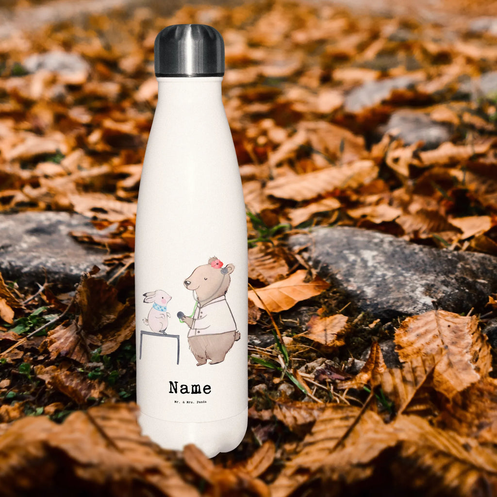 Personalisierte Thermosflasche Tierärztin mit Herz Thermoflasche Personalisiert, Thermosflasche Herren Mit Wunschtext, Isolierflasche Mit Gravur, Leichte Thermosflasche Mit Wunschtext, Thermosflasche 500ml Mit Gravur, Vakuumflasche Mit Namen, Thermoflasche Edelstahl Mit Gravur, Thermosflasche Für Kaffee Mit Wunschtext, Thermosflasche 1 Liter Personalisiert, Thermosflasche Für Sport Mit Namen, Thermosflasche Kinder Mit Namen, Thermosflasche Damen Personalisiert, Thermosflasche Wandern Mit Gravur, Trinkflasche Isoliert Mit Namen, Sommerflasche Mit Wunschtext, Thermosflasche Reisen Mit Namen, Umweltfreundliche Thermosflasche Mit Wunschtext, Thermosflasche Mit Trinkverschluss Und Namen, Robuste Thermosflasche Personalisiert, Thermosflasche Mit Namen, Thermosflasche Für Wasser Personalisiert, Nachhaltige Thermosflasche Mit Gravur, Spülmaschinenfeste Thermosflasche Mit Gravur, Thermosflasche 750ml Mit Namen, Moderne Thermosflasche Mit Text, Personalisierte Thermosflasche, Getränkeflasche Personalisiert, Doppelwandige Trinkflasche Mit Gravur, Thermosflasche Mit Wunschtext, Kalthalteflasche Mit Wunschtext, Edelstahlflasche Mit Wunschtext, Thermosflasche Mit Drehverschluss Und Gravur, Thermoskanne Unterwegs Mit Namen, Auslaufsichere Thermosflasche Mit Wunschtext, Klassische Thermosflasche Mit Namen, Thermosflasche Für Tee Mit Namen, BPA-Freie Thermosflasche Mit Namen, Flasche Für Kohlensäure Mit Gravur, Thermosflasche Für Schule Mit Gravur, Thermosflasche Für Büro Mit Wunschtext, Warmhalteflasche Personalisiert, Thermosflasche Outdoor Mit Gravur, Beruf, Ausbildung, Jubiläum, Abschied, Rente, Kollege, Kollegin, Geschenk, Schenken, Arbeitskollege, Mitarbeiter, Firma, Danke, Dankeschön