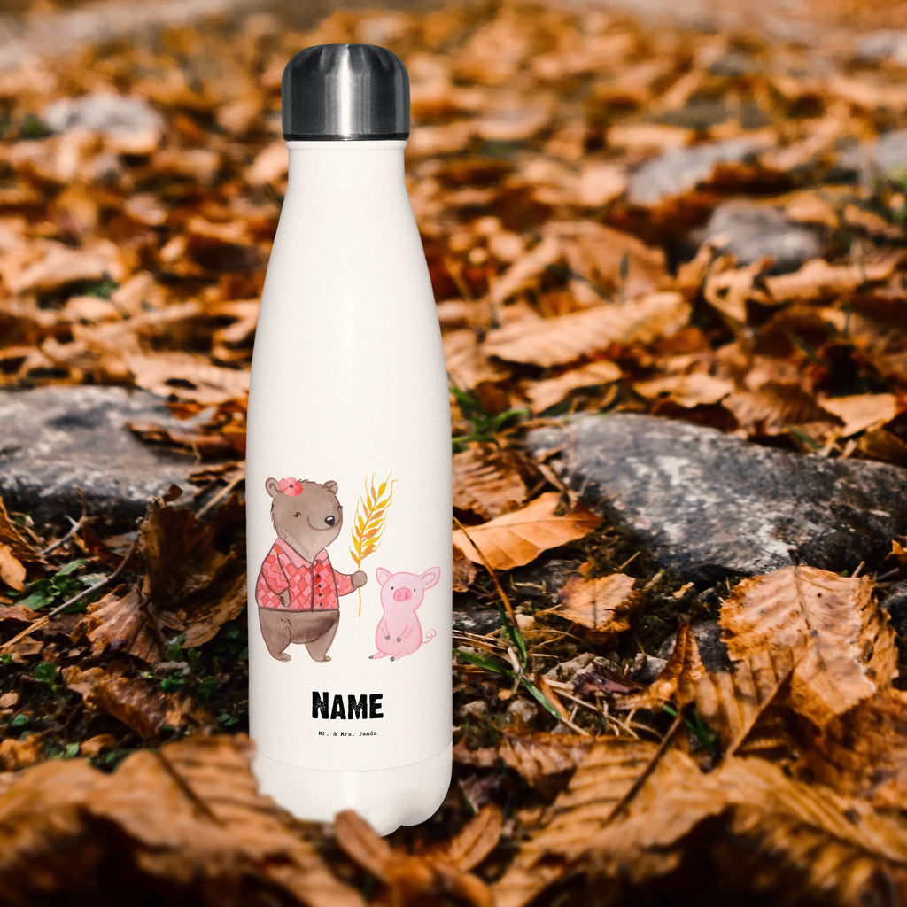 Personalisierte Thermosflasche Bäuerin mit Herz Thermoflasche Personalisiert, Thermosflasche Mit Drehverschluss Und Gravur, Thermosflasche 500ml Mit Gravur, Moderne Thermosflasche Mit Text, Thermosflasche Mit Namen, Thermosflasche Für Kaffee Mit Wunschtext, Getränkeflasche Personalisiert, Thermosflasche Mit Wunschtext, Sommerflasche Mit Wunschtext, Thermoskanne Unterwegs Mit Namen, Trinkflasche Isoliert Mit Namen, Personalisierte Thermosflasche, Isolierflasche Mit Gravur, Thermosflasche Kinder Mit Namen, Thermosflasche Für Wasser Personalisiert, BPA-Freie Thermosflasche Mit Namen, Doppelwandige Trinkflasche Mit Gravur, Thermosflasche Outdoor Mit Gravur, Robuste Thermosflasche Personalisiert, Thermosflasche Für Büro Mit Wunschtext, Thermosflasche 750ml Mit Namen, Thermosflasche 1 Liter Personalisiert, Spülmaschinenfeste Thermosflasche Mit Gravur, Thermoflasche Edelstahl Mit Gravur, Leichte Thermosflasche Mit Wunschtext, Klassische Thermosflasche Mit Namen, Thermosflasche Reisen Mit Namen, Thermosflasche Für Sport Mit Namen, Thermosflasche Damen Personalisiert, Thermosflasche Für Tee Mit Namen, Vakuumflasche Mit Namen, Nachhaltige Thermosflasche Mit Gravur, Thermosflasche Wandern Mit Gravur, Warmhalteflasche Personalisiert, Edelstahlflasche Mit Wunschtext, Thermosflasche Mit Trinkverschluss Und Namen, Umweltfreundliche Thermosflasche Mit Wunschtext, Thermosflasche Für Schule Mit Gravur, Kalthalteflasche Mit Wunschtext, Flasche Für Kohlensäure Mit Gravur, Auslaufsichere Thermosflasche Mit Wunschtext, Thermosflasche Herren Mit Wunschtext, Beruf, Ausbildung, Jubiläum, Abschied, Rente, Kollege, Kollegin, Geschenk, Schenken, Arbeitskollege, Mitarbeiter, Firma, Danke, Dankeschön, Landwirtin, Tierwirtin, Farmerin, Bäuerin, Bauernhof, Agronomin