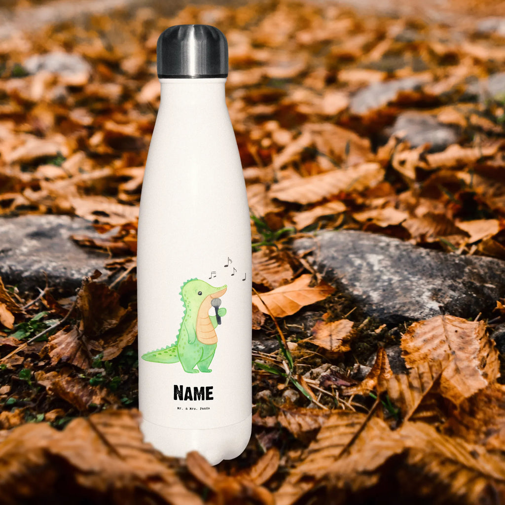 Personalisierte Thermosflasche Krokodil Singen Thermosflasche Damen Personalisiert, Leichte Thermosflasche Mit Wunschtext, Doppelwandige Trinkflasche Mit Gravur, Isolierflasche Mit Gravur, Thermosflasche Reisen Mit Namen, Umweltfreundliche Thermosflasche Mit Wunschtext, Thermosflasche Herren Mit Wunschtext, Thermosflasche Mit Namen, Thermoflasche Personalisiert, Thermosflasche Kinder Mit Namen, Thermosflasche Für Schule Mit Gravur, Thermosflasche Mit Drehverschluss Und Gravur, Thermosflasche 1 Liter Personalisiert, Warmhalteflasche Personalisiert, Sommerflasche Mit Wunschtext, Spülmaschinenfeste Thermosflasche Mit Gravur, Thermosflasche Mit Wunschtext, Thermosflasche Für Tee Mit Namen, Thermosflasche 750ml Mit Namen, Thermosflasche Für Wasser Personalisiert, Kalthalteflasche Mit Wunschtext, Thermoflasche Edelstahl Mit Gravur, Personalisierte Thermosflasche, Moderne Thermosflasche Mit Text, Klassische Thermosflasche Mit Namen, Thermosflasche Für Sport Mit Namen, Thermosflasche Für Kaffee Mit Wunschtext, Robuste Thermosflasche Personalisiert, Thermosflasche 500ml Mit Gravur, Thermoskanne Unterwegs Mit Namen, BPA-Freie Thermosflasche Mit Namen, Vakuumflasche Mit Namen, Flasche Für Kohlensäure Mit Gravur, Getränkeflasche Personalisiert, Auslaufsichere Thermosflasche Mit Wunschtext, Thermosflasche Mit Trinkverschluss Und Namen, Edelstahlflasche Mit Wunschtext, Thermosflasche Outdoor Mit Gravur, Thermosflasche Für Büro Mit Wunschtext, Thermosflasche Wandern Mit Gravur, Trinkflasche Isoliert Mit Namen, Nachhaltige Thermosflasche Mit Gravur, Geschenk, Sport, Sportart, Hobby, Schenken, Danke, Dankeschön, Auszeichnung, Gewinn, Sportler, Band, Hobbysänger, Live Auftritt, Singen, Gesang