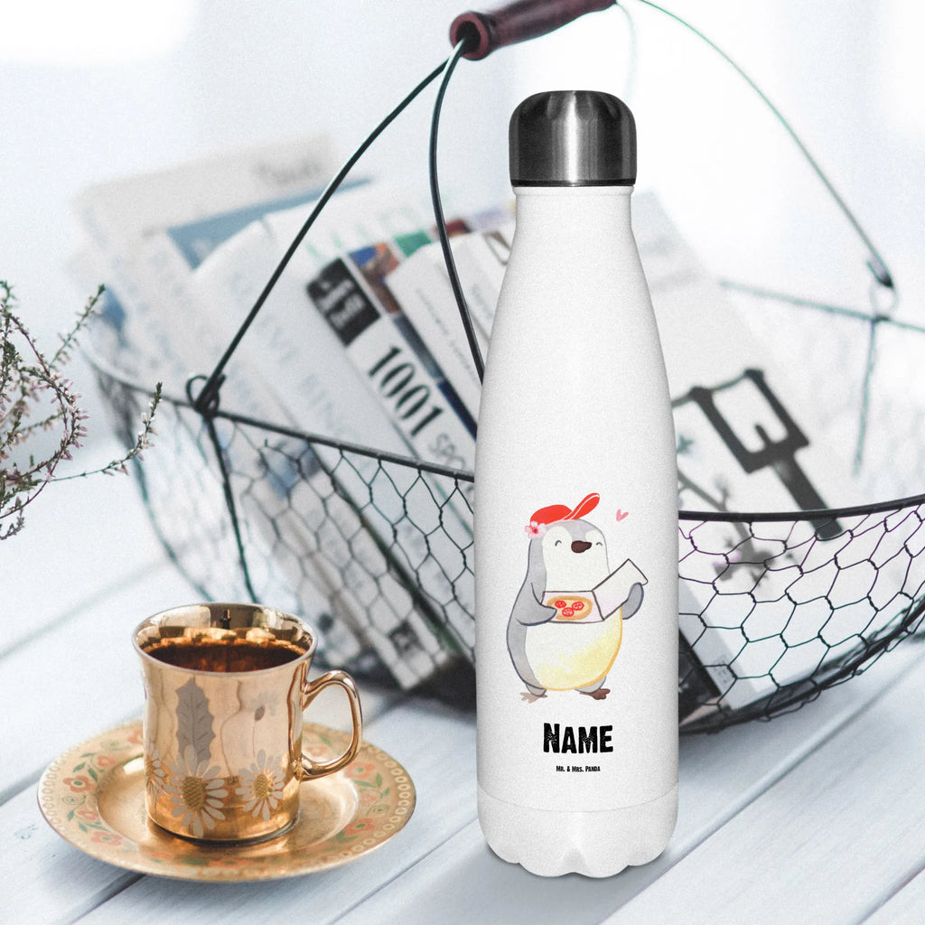 Personalisierte Thermosflasche Pizzabäckerin mit Herz Kalthalteflasche Mit Wunschtext, Thermosflasche Damen Personalisiert, Sommerflasche Mit Wunschtext, Leichte Thermosflasche Mit Wunschtext, Thermoflasche Edelstahl Mit Gravur, Moderne Thermosflasche Mit Text, Thermosflasche Mit Wunschtext, Personalisierte Thermosflasche, Thermoskanne Unterwegs Mit Namen, Spülmaschinenfeste Thermosflasche Mit Gravur, Flasche Für Kohlensäure Mit Gravur, Trinkflasche Isoliert Mit Namen, Thermoflasche Personalisiert, Getränkeflasche Personalisiert, Thermosflasche Herren Mit Wunschtext, Vakuumflasche Mit Namen, Edelstahlflasche Mit Wunschtext, Thermosflasche Für Büro Mit Wunschtext, Thermosflasche Reisen Mit Namen, Thermosflasche Mit Namen, Thermosflasche Kinder Mit Namen, Thermosflasche Wandern Mit Gravur, Thermosflasche Für Sport Mit Namen, Doppelwandige Trinkflasche Mit Gravur, BPA-Freie Thermosflasche Mit Namen, Thermosflasche Für Tee Mit Namen, Thermosflasche Outdoor Mit Gravur, Warmhalteflasche Personalisiert, Thermosflasche 1 Liter Personalisiert, Thermosflasche 500ml Mit Gravur, Thermosflasche Für Wasser Personalisiert, Thermosflasche 750ml Mit Namen, Robuste Thermosflasche Personalisiert, Isolierflasche Mit Gravur, Auslaufsichere Thermosflasche Mit Wunschtext, Umweltfreundliche Thermosflasche Mit Wunschtext, Thermosflasche Mit Drehverschluss Und Gravur, Thermosflasche Für Schule Mit Gravur, Thermosflasche Mit Trinkverschluss Und Namen, Thermosflasche Für Kaffee Mit Wunschtext, Nachhaltige Thermosflasche Mit Gravur, Klassische Thermosflasche Mit Namen, Beruf, Ausbildung, Jubiläum, Abschied, Rente, Kollege, Kollegin, Geschenk, Schenken, Arbeitskollege, Mitarbeiter, Firma, Danke, Dankeschön, Lieferdienstmitarbeiterin, Pizzabotin, Pizzabäckerin, Pizzabringdienst, Lieferbringdienst