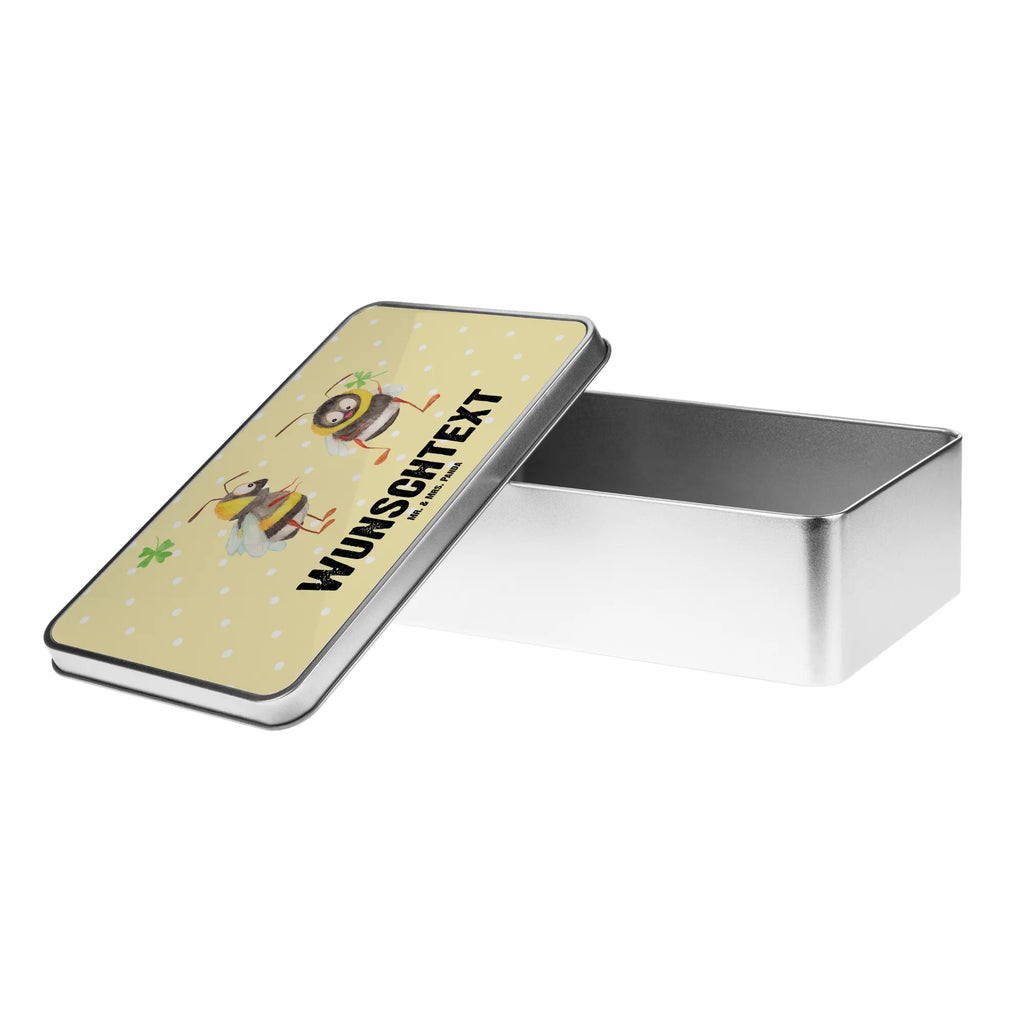Personalisierte Metalldose Hummeln mit Kleeblatt Bedruckte Metalldose Mit Wunschtext, Runde Metalldose Mit Wunschtext, Personalisierte Metalldose, Metalldose Für Kinder Mit Namen, Aufbewahrungsbox Metall Mit Namen, Metalldose Für Erwachsene Personalisiert, Keksdose Mit Gravur, Basteldose Mit Wunschtext, Verpackungsdose Mit Wunschtext, Geschenkbox Metall Mit Namen, Dose Aus Metall Mit Wunschtext, Vintage Blechdose Personalisiert, Süßigkeitendose Mit Namen, Teedose Mit Wunschtext, Retro Metalldose Mit Gravur, Große Metalldose Mit Gravur, Metalldose Mit Initialen, Metalldose Mit Namen, Deko Metalldose Personalisiert, Geschenkverpackung Metall Mit Gravur, Aufbewahrungsdose Metall Personalisiert, Blechdose Mit Spruch, Kleine Metalldose Mit Text, Schmuckdose Metall Personalisiert, Personalisierbare Vorratsdose Metall, Vorratsbehälter Metall Mit Gravur, Metalldose Mit Liebevollem Text, Metalldose Mit Wunschtext, Metalldose Für Küche Mit Wunschtext, Nostalgische Metalldose Mit Wunschtext, Rechteckige Metalldose Mit Namen, Blechdose Mit Gravur, Vorratsdose Metall Mit Gravur, Lustige Sprüche, Tiere, Tiermotive, Gute Laune, Biene, Spruch Fröhlich, Spruch schön, glücklich sein, Biene Deko, Hummel, Spruch Positiv, glücklich Werden