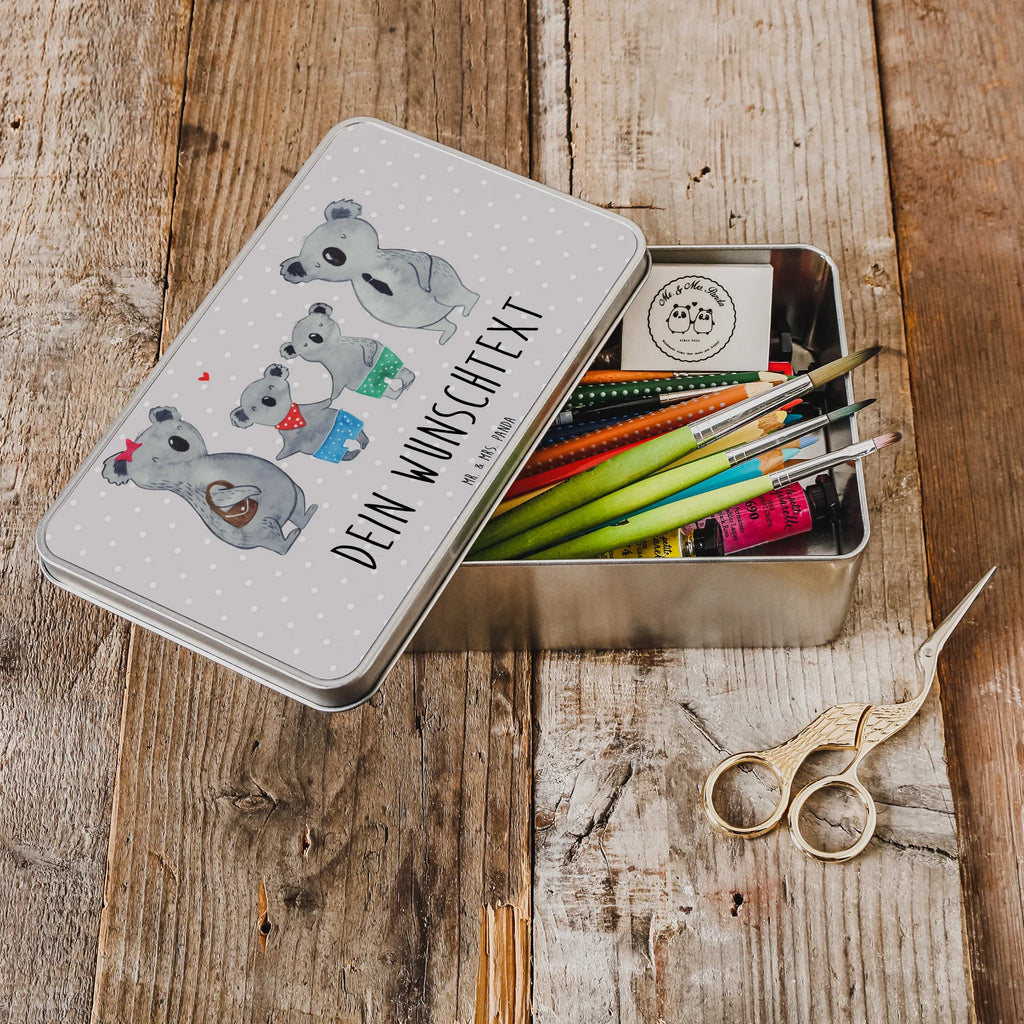 Personalisierte Metalldose Koala Familie zwei Verpackungsdose Mit Wunschtext, Blechdose Mit Spruch, Retro Metalldose Mit Gravur, Blechdose Mit Gravur, Metalldose Mit Wunschtext, Metalldose Mit Initialen, Süßigkeitendose Mit Namen, Basteldose Mit Wunschtext, Personalisierbare Vorratsdose Metall, Vorratsbehälter Metall Mit Gravur, Deko Metalldose Personalisiert, Runde Metalldose Mit Wunschtext, Keksdose Mit Gravur, Teedose Mit Wunschtext, Geschenkverpackung Metall Mit Gravur, Bedruckte Metalldose Mit Wunschtext, Vorratsdose Metall Mit Gravur, Nostalgische Metalldose Mit Wunschtext, Geschenkbox Metall Mit Namen, Aufbewahrungsdose Metall Personalisiert, Metalldose Für Küche Mit Wunschtext, Dose Aus Metall Mit Wunschtext, Personalisierte Metalldose, Metalldose Mit Namen, Aufbewahrungsbox Metall Mit Namen, Kleine Metalldose Mit Text, Metalldose Für Kinder Mit Namen, Rechteckige Metalldose Mit Namen, Schmuckdose Metall Personalisiert, Metalldose Für Erwachsene Personalisiert, Metalldose Mit Liebevollem Text, Große Metalldose Mit Gravur, Vintage Blechdose Personalisiert, Schwester, Familie, Vatertag, Opa, Oma, Muttertag, Papa, Mama, Bruder, Beste Familie, Familienleben, Koalabär, Familienzeit, Lieblingsfamilie, Koala, Koalafamilie