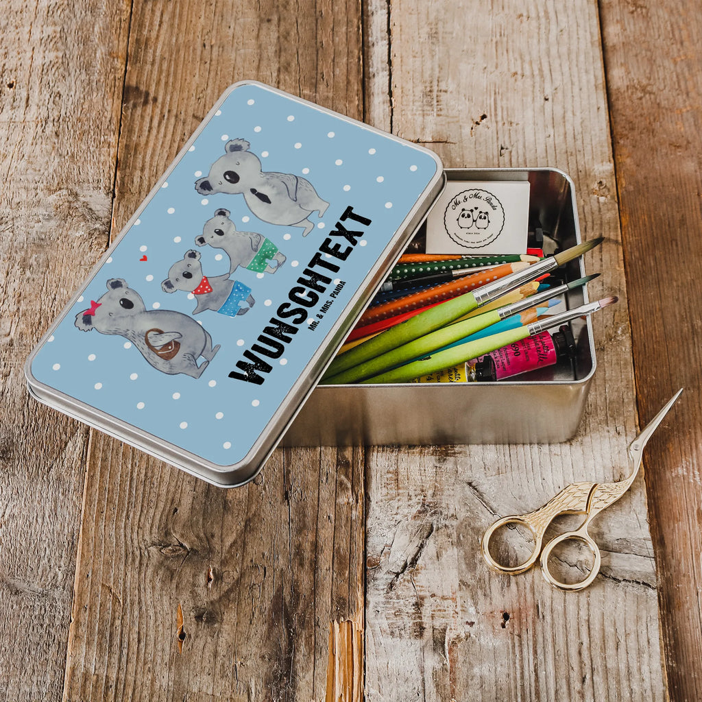 Personalisierte Metalldose Koala Familie zwei Verpackungsdose Mit Wunschtext, Blechdose Mit Spruch, Retro Metalldose Mit Gravur, Blechdose Mit Gravur, Metalldose Mit Wunschtext, Metalldose Mit Initialen, Süßigkeitendose Mit Namen, Basteldose Mit Wunschtext, Personalisierbare Vorratsdose Metall, Vorratsbehälter Metall Mit Gravur, Deko Metalldose Personalisiert, Runde Metalldose Mit Wunschtext, Keksdose Mit Gravur, Teedose Mit Wunschtext, Geschenkverpackung Metall Mit Gravur, Bedruckte Metalldose Mit Wunschtext, Vorratsdose Metall Mit Gravur, Nostalgische Metalldose Mit Wunschtext, Geschenkbox Metall Mit Namen, Aufbewahrungsdose Metall Personalisiert, Metalldose Für Küche Mit Wunschtext, Dose Aus Metall Mit Wunschtext, Personalisierte Metalldose, Metalldose Mit Namen, Aufbewahrungsbox Metall Mit Namen, Kleine Metalldose Mit Text, Metalldose Für Kinder Mit Namen, Rechteckige Metalldose Mit Namen, Schmuckdose Metall Personalisiert, Metalldose Für Erwachsene Personalisiert, Metalldose Mit Liebevollem Text, Große Metalldose Mit Gravur, Vintage Blechdose Personalisiert, Schwester, Familie, Vatertag, Opa, Oma, Muttertag, Papa, Mama, Bruder, Beste Familie, Familienleben, Koalabär, Familienzeit, Lieblingsfamilie, Koala, Koalafamilie