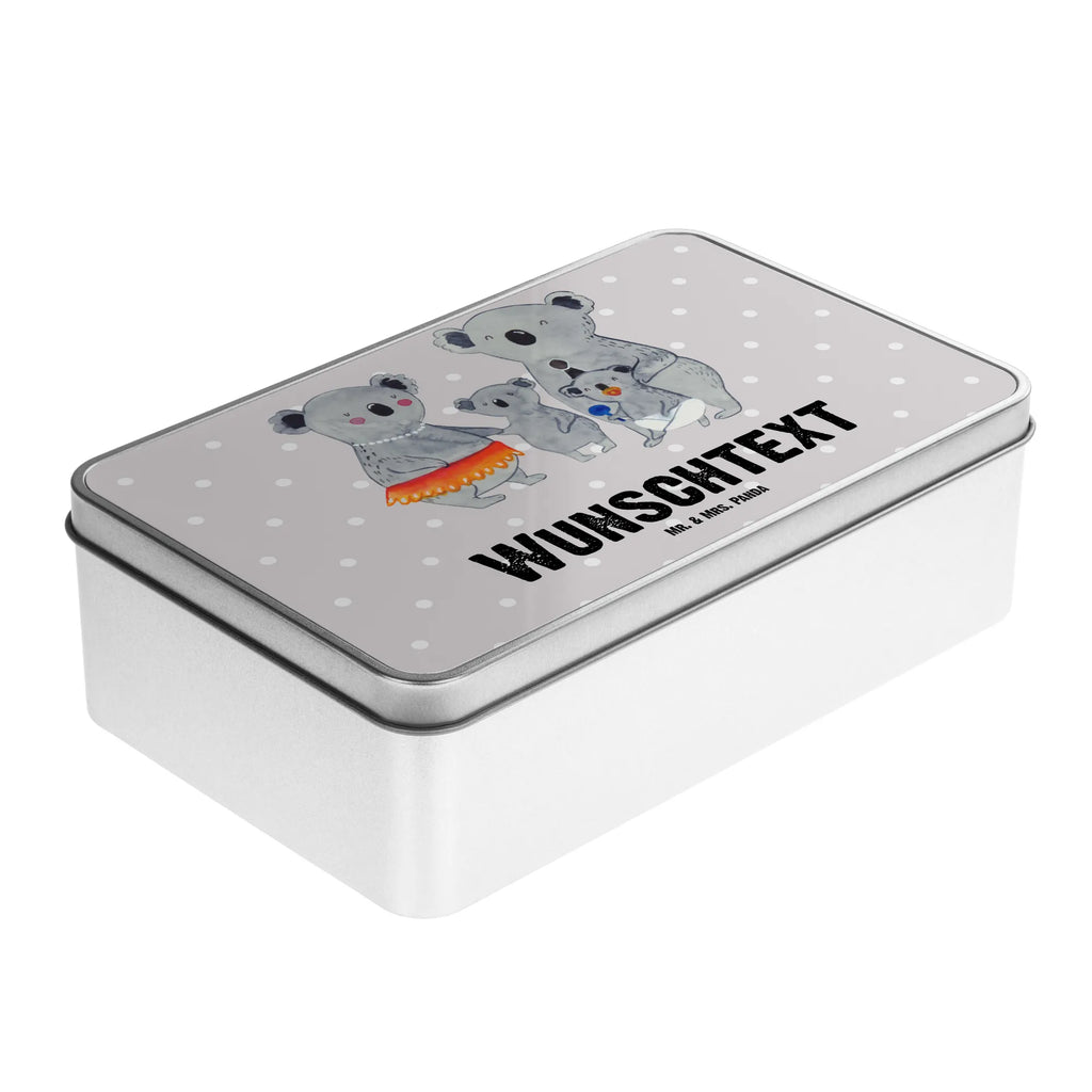 Personalisierte Metalldose Koala Familie Geschenkverpackung Metall Mit Gravur, Metalldose Mit Liebevollem Text, Aufbewahrungsbox Metall Mit Namen, Rechteckige Metalldose Mit Namen, Dose Aus Metall Mit Wunschtext, Bedruckte Metalldose Mit Wunschtext, Personalisierte Metalldose, Verpackungsdose Mit Wunschtext, Vintage Blechdose Personalisiert, Süßigkeitendose Mit Namen, Kleine Metalldose Mit Text, Personalisierbare Vorratsdose Metall, Basteldose Mit Wunschtext, Metalldose Für Küche Mit Wunschtext, Metalldose Mit Wunschtext, Teedose Mit Wunschtext, Große Metalldose Mit Gravur, Metalldose Mit Initialen, Vorratsdose Metall Mit Gravur, Deko Metalldose Personalisiert, Vorratsbehälter Metall Mit Gravur, Blechdose Mit Spruch, Metalldose Für Erwachsene Personalisiert, Keksdose Mit Gravur, Nostalgische Metalldose Mit Wunschtext, Metalldose Für Kinder Mit Namen, Blechdose Mit Gravur, Schmuckdose Metall Personalisiert, Geschenkbox Metall Mit Namen, Metalldose Mit Namen, Retro Metalldose Mit Gravur, Runde Metalldose Mit Wunschtext, Aufbewahrungsdose Metall Personalisiert, Schwester, Familie, Vatertag, Opa, Oma, Muttertag, Papa, Mama, Bruder, Family, Geschwister, Kinder, Koalas, Koala, Familienleben