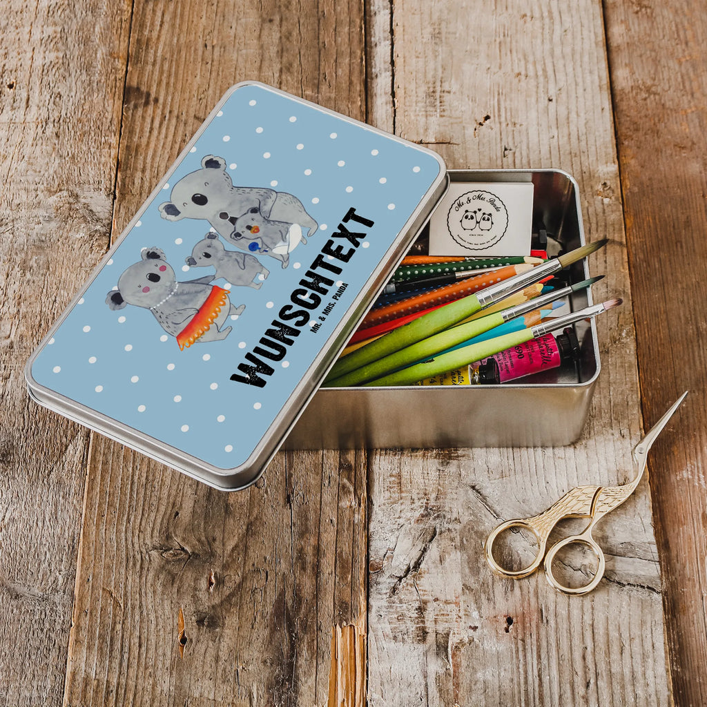 Personalisierte Metalldose Koala Familie Geschenkverpackung Metall Mit Gravur, Metalldose Mit Liebevollem Text, Aufbewahrungsbox Metall Mit Namen, Rechteckige Metalldose Mit Namen, Dose Aus Metall Mit Wunschtext, Bedruckte Metalldose Mit Wunschtext, Personalisierte Metalldose, Verpackungsdose Mit Wunschtext, Vintage Blechdose Personalisiert, Süßigkeitendose Mit Namen, Kleine Metalldose Mit Text, Personalisierbare Vorratsdose Metall, Basteldose Mit Wunschtext, Metalldose Für Küche Mit Wunschtext, Metalldose Mit Wunschtext, Teedose Mit Wunschtext, Große Metalldose Mit Gravur, Metalldose Mit Initialen, Vorratsdose Metall Mit Gravur, Deko Metalldose Personalisiert, Vorratsbehälter Metall Mit Gravur, Blechdose Mit Spruch, Metalldose Für Erwachsene Personalisiert, Keksdose Mit Gravur, Nostalgische Metalldose Mit Wunschtext, Metalldose Für Kinder Mit Namen, Blechdose Mit Gravur, Schmuckdose Metall Personalisiert, Geschenkbox Metall Mit Namen, Metalldose Mit Namen, Retro Metalldose Mit Gravur, Runde Metalldose Mit Wunschtext, Aufbewahrungsdose Metall Personalisiert, Schwester, Familie, Vatertag, Opa, Oma, Muttertag, Papa, Mama, Bruder, Family, Geschwister, Kinder, Koalas, Koala, Familienleben