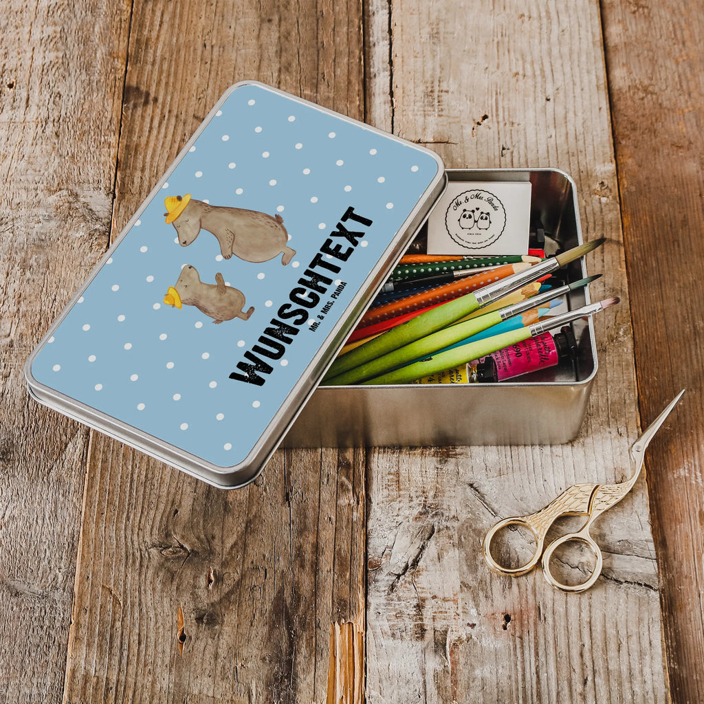 Personalisierte Metalldose Bären mit Hut Teedose Mit Wunschtext, Kleine Metalldose Mit Text, Vorratsbehälter Metall Mit Gravur, Metalldose Für Kinder Mit Namen, Blechdose Mit Spruch, Blechdose Mit Gravur, Große Metalldose Mit Gravur, Dose Aus Metall Mit Wunschtext, Retro Metalldose Mit Gravur, Aufbewahrungsbox Metall Mit Namen, Schmuckdose Metall Personalisiert, Metalldose Mit Liebevollem Text, Vorratsdose Metall Mit Gravur, Geschenkverpackung Metall Mit Gravur, Metalldose Mit Namen, Deko Metalldose Personalisiert, Metalldose Zum Selbstgestalten, Personalisierbare Vorratsdose Metall, Bedruckte Metalldose Mit Wunschtext, Verpackungsdose Mit Wunschtext, Personalisierte Metalldose, Geschenkbox Metall Mit Namen, Metalldose Für Küche Mit Wunschtext, Metalldose Für Erwachsene Personalisiert, Metalldose Mit Initialen, Basteldose Mit Wunschtext, Aufbewahrungsdose Metall Personalisiert, Süßigkeitendose Mit Namen, Runde Metalldose Mit Wunschtext, Metalldose Mit Wunschtext, Rechteckige Metalldose Mit Namen, Vintage Blechdose Personalisiert, Nostalgische Metalldose Mit Wunschtext, Keksdose Mit Gravur, Familie, Vatertag, Muttertag, Bruder, Schwester, Mama, Papa, Oma, Opa, Paps, Vorbild, Sohn, Daddy, Bären, Lieblingsmensch, Kind, Söhne, Vater, Family, Bär, Dad, Kinder, Vater-Sohn, Papi