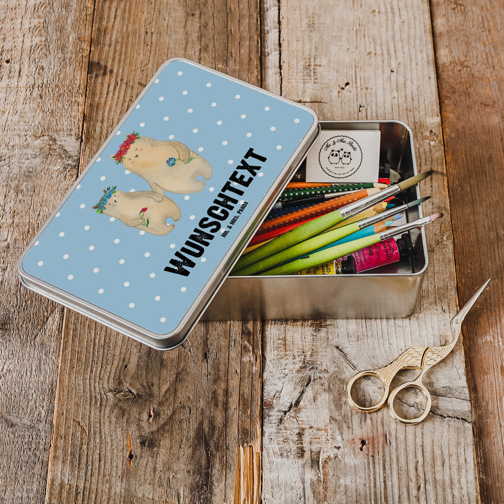 Personalisierte Metalldose Bären mit Blumenkranz Vintage Blechdose Personalisiert, Aufbewahrungsbox Metall Mit Namen, Bedruckte Metalldose Mit Wunschtext, Metalldose Mit Initialen, Geschenkbox Metall Mit Namen, Teedose Mit Wunschtext, Kleine Metalldose Mit Text, Verpackungsdose Mit Wunschtext, Vorratsbehälter Metall Mit Gravur, Keksdose Mit Gravur, Blechdose Mit Gravur, Metalldose Für Küche Mit Wunschtext, Nostalgische Metalldose Mit Wunschtext, Vorratsdose Metall Mit Gravur, Personalisierbare Vorratsdose Metall, Geschenkverpackung Metall Mit Gravur, Deko Metalldose Personalisiert, Schmuckdose Metall Personalisiert, Große Metalldose Mit Gravur, Metalldose Mit Wunschtext, Retro Metalldose Mit Gravur, Personalisierte Metalldose, Blechdose Mit Spruch, Metalldose Mit Namen, Basteldose Mit Wunschtext, Runde Metalldose Mit Wunschtext, Rechteckige Metalldose Mit Namen, Metalldose Für Kinder Mit Namen, Metalldose Mit Liebevollem Text, Metalldose Für Erwachsene Personalisiert, Dose Aus Metall Mit Wunschtext, Süßigkeitendose Mit Namen, Aufbewahrungsdose Metall Personalisiert, Schwester, Familie, Vatertag, Opa, Oma, Muttertag, Papa, Mama, Bruder, Weltbeste Mama, Geschenk Mama. Muttertag, Vorbild, Mutti, Mami, Lieblingsmensch, Töchter, Kind, Beste Mutter, Mutter, Tochter, Kinder, Bären, Lieblingsmama, Bär, Family