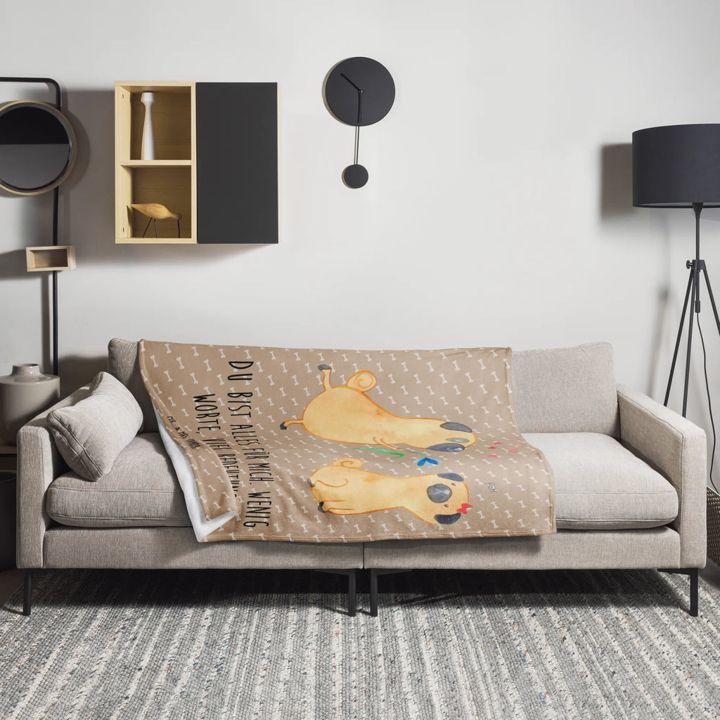 Kuscheldecke Mops verliebt Mikrofaser Decke, Kuscheldecke XXL, Dekoration, Wohndecke, Gemütlich, Kinderdecke, Dekodecke, Wolldecke, Sofadecke, Decke, Kuschelfleecedecke, Jahrestagsgeschenk, Schmusedecke, Tagesdecke, Entspannen, Wohnzimmerdecke, Weihnachtsgeschenk, Fleecedecke, Hunderasse, Hundebesitzer, Sprüche, Hundemotiv, Haustier, Tierliebhaber, Hund, Hundeliebe, Verliebt, Liebe, Mops, Geschenk Freund, Möpse, Partner, Liebesspruch. Verlobt