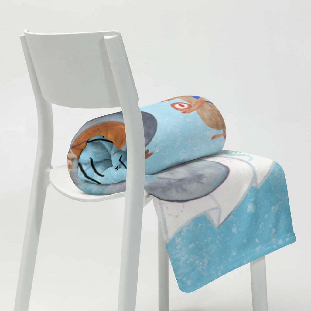 Kuscheldecke Pinguin & Maus Wanderer Decke, Kuschelfleecedecke, Schmusedecke, Jahrestagsgeschenk, Tagesdecke, Gemütlich, Dekodecke, Mikrofaser Decke, Wolldecke, Weihnachtsgeschenk, Fleecedecke, Sofadecke, Kinderdecke, Entspannen, Wohnzimmerdecke, Kuscheldecke XXL, Wohndecke, Dekoration, Pinguin, Roadtrip, Wandern, Abenteuer, Abenteurer, Wanderlust, Ausflug, Pinguine