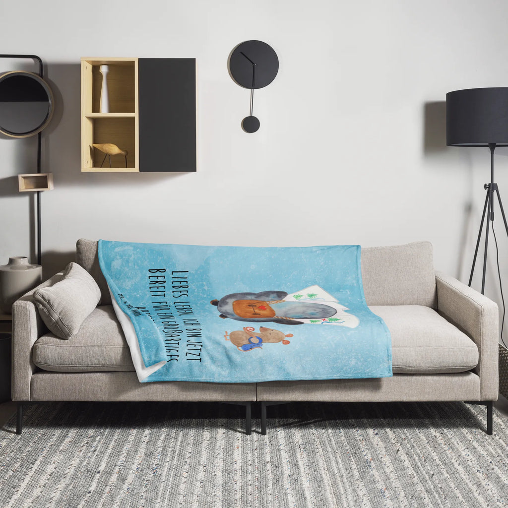 Kuscheldecke Pinguin & Maus Wanderer Decke, Kuschelfleecedecke, Schmusedecke, Jahrestagsgeschenk, Tagesdecke, Gemütlich, Dekodecke, Mikrofaser Decke, Wolldecke, Weihnachtsgeschenk, Fleecedecke, Sofadecke, Kinderdecke, Entspannen, Wohnzimmerdecke, Kuscheldecke XXL, Wohndecke, Dekoration, Pinguin, Roadtrip, Wandern, Abenteuer, Abenteurer, Wanderlust, Ausflug, Pinguine