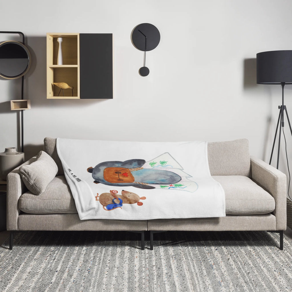 Kuscheldecke Pinguin & Maus Wanderer Decke, Kuschelfleecedecke, Schmusedecke, Jahrestagsgeschenk, Tagesdecke, Gemütlich, Dekodecke, Mikrofaser Decke, Wolldecke, Weihnachtsgeschenk, Fleecedecke, Sofadecke, Kinderdecke, Entspannen, Wohnzimmerdecke, Kuscheldecke XXL, Wohndecke, Dekoration, Pinguin, Roadtrip, Wandern, Abenteuer, Abenteurer, Wanderlust, Ausflug, Pinguine