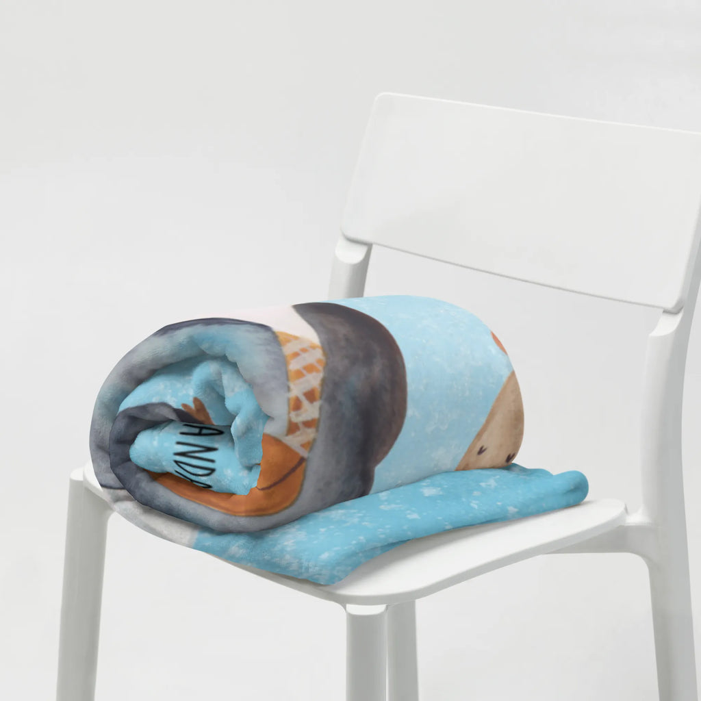 Kuscheldecke Pinguin & Maus Wanderer Decke, Kuschelfleecedecke, Schmusedecke, Jahrestagsgeschenk, Tagesdecke, Gemütlich, Dekodecke, Mikrofaser Decke, Wolldecke, Weihnachtsgeschenk, Fleecedecke, Sofadecke, Kinderdecke, Entspannen, Wohnzimmerdecke, Kuscheldecke XXL, Wohndecke, Dekoration, Pinguin, Roadtrip, Wandern, Abenteuer, Abenteurer, Wanderlust, Ausflug, Pinguine