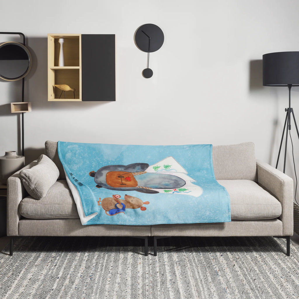 Kuscheldecke Pinguin & Maus Wanderer Decke, Kuschelfleecedecke, Schmusedecke, Jahrestagsgeschenk, Tagesdecke, Gemütlich, Dekodecke, Mikrofaser Decke, Wolldecke, Weihnachtsgeschenk, Fleecedecke, Sofadecke, Kinderdecke, Entspannen, Wohnzimmerdecke, Kuscheldecke XXL, Wohndecke, Dekoration, Pinguin, Roadtrip, Wandern, Abenteuer, Abenteurer, Wanderlust, Ausflug, Pinguine