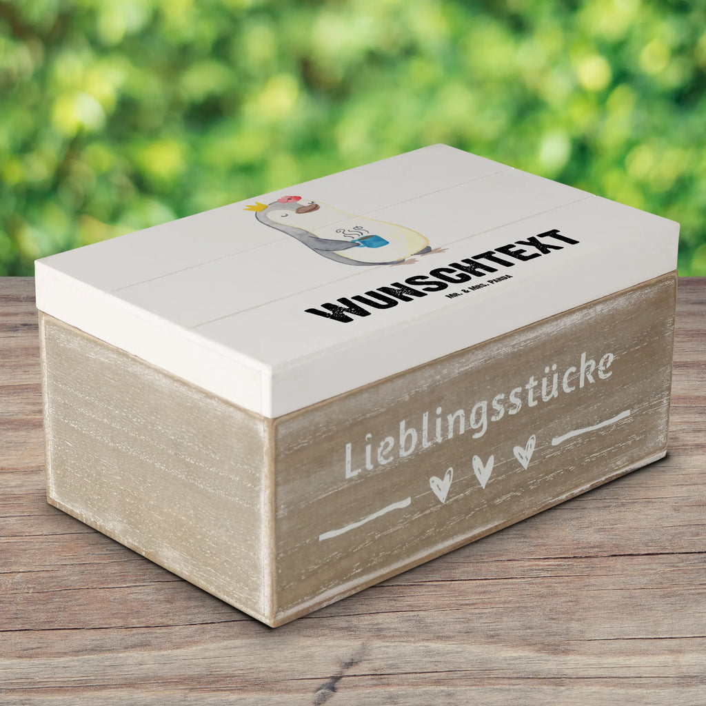 Personalisierte Holzkiste Pinguin Beste Abteilungsleiterin der Welt Truhe mit Namen, Kiste Personalisiert, Schatulle mit Namen, Schatzkiste Personalisiert, Erinnerungsbox Personalisiert, Holzkiste mit Namen, Truhe Personalisiert, Aufbewahrungsbox Personalisiert, GEschenkdose Personalisiert, Kiste mit Namen, Holzkiste Personalisiert, Schatzkiste mit Namen, Erinnerungskiste Personalisiert, Schatulle Personalisiert, Aufbewahrungsbox mit Namen, Geschenkbox Personalisiert, Dekokiste mit Namen, Dekokiste Personalisiert, Erinnerungsbox mit Namen, mit Namen, Geschenkidee, Geschenk, Schenken, Mitbringsel, Geburtstag, Geburtstagsgeschenk, für, Danke, Dankeschön, Bedanken, Freude machen, Geschenktipp, Ruhestand, Geschäftsführerin, Abschiedsgeschenk, Abteilungsvorstand, Anerkennung, Geschäftsleiterin, Beste Abteilungsleiterin, Abschied, Büro, Managerin, Würdigung, Leiterin, Arbeit, Ehrung, Auszeichnung, Kollegin, Abteilungsleiterin, Vorgesetzte, Chefin