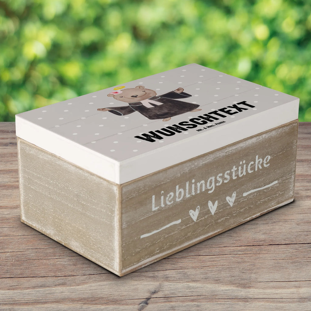 Personalizowane drewniane pudełko proboszczyni serce Schatulle Personalisiert, Erinnerungsbox Personalisiert, GEschenkdose Personalisiert, Schatulle mit Namen, Erinnerungskiste Personalisiert, Schatzkiste Personalisiert, Holzkiste mit Namen, Truhe Personalisiert, Truhe mit Namen, Aufbewahrungsbox Personalisiert, Aufbewahrungsbox mit Namen, Geschenkbox Personalisiert, Kiste mit Namen, Dekokiste mit Namen, Holzkiste Personalisiert, Erinnerungsbox mit Namen, mit Namen, Dekokiste Personalisiert, Schatzkiste mit Namen, Kiste Personalisiert, Beruf, Firma, Schenken, Mitarbeiter, Arbeitskollege, Danke, Kollegin, Geschenk, Kollege, Rente, Jubiläum, Abschied, Dankeschön, Ausbildung, Pfarrerin, Theologin, Dienerin Gottes<br />Geistliche, Kirche, Pastorin, Predigerin<br />Priesterin