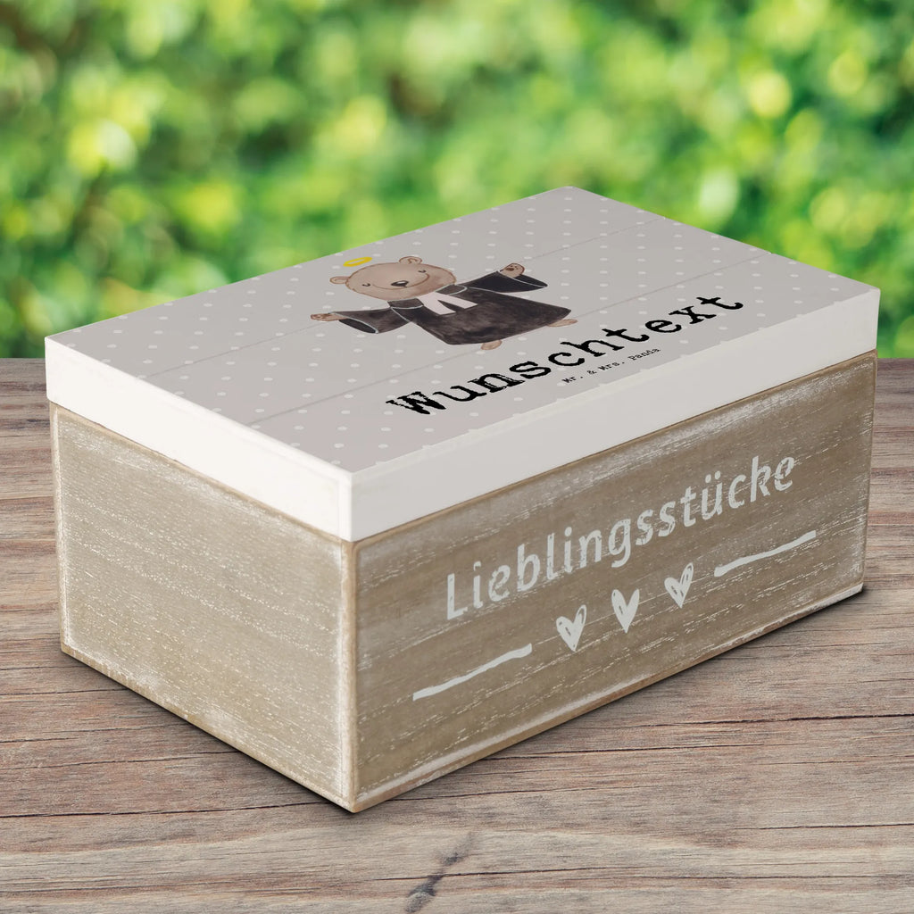 Personalisierte Holzkiste Pfarrer mit Herz Truhe mit Namen, Holzkiste Personalisiert, Erinnerungsbox mit Namen, Schatulle Personalisiert, Erinnerungsbox Personalisiert, Dekokiste mit Namen, Erinnerungskiste Personalisiert, Dekokiste Personalisiert, Aufbewahrungsbox Personalisiert, Kiste Personalisiert, Schatzkiste mit Namen, Holzkiste mit Namen, Schatulle mit Namen, GEschenkdose Personalisiert, Schatzkiste Personalisiert, Kiste mit Namen, Geschenkbox Personalisiert, mit Namen, Aufbewahrungsbox mit Namen, Truhe Personalisiert, Beruf, Firma, Schenken, Mitarbeiter, Arbeitskollege, Danke, Kollegin, Geschenk, Kollege, Rente, Jubiläum, Abschied, Dankeschön, Ausbildung, Prediger<br />Priester, Kirche, Theologe, Pastor, Diener Gottes<br />Geistlicher, Pfarrer