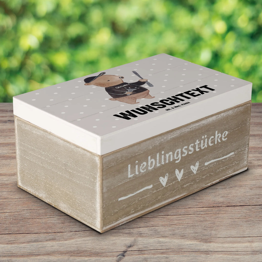 Personalisierte Holzkiste Security Mitarbeiter mit Herz Kiste mit Namen, Schatzkiste Personalisiert, Holzkiste Personalisiert, Erinnerungskiste Personalisiert, Aufbewahrungsbox mit Namen, Schatulle Personalisiert, Erinnerungsbox Personalisiert, Dekokiste Personalisiert, Schatulle mit Namen, Geschenkbox Personalisiert, Aufbewahrungsbox Personalisiert, Truhe mit Namen, Truhe Personalisiert, Kiste Personalisiert, GEschenkdose Personalisiert, Schatzkiste mit Namen, mit Namen, Holzkiste mit Namen, Dekokiste mit Namen, Erinnerungsbox mit Namen, Beruf, Firma, Schenken, Mitarbeiter, Arbeitskollege, Danke, Kollegin, Geschenk, Kollege, Rente, Jubiläum, Abschied, Dankeschön, Ausbildung