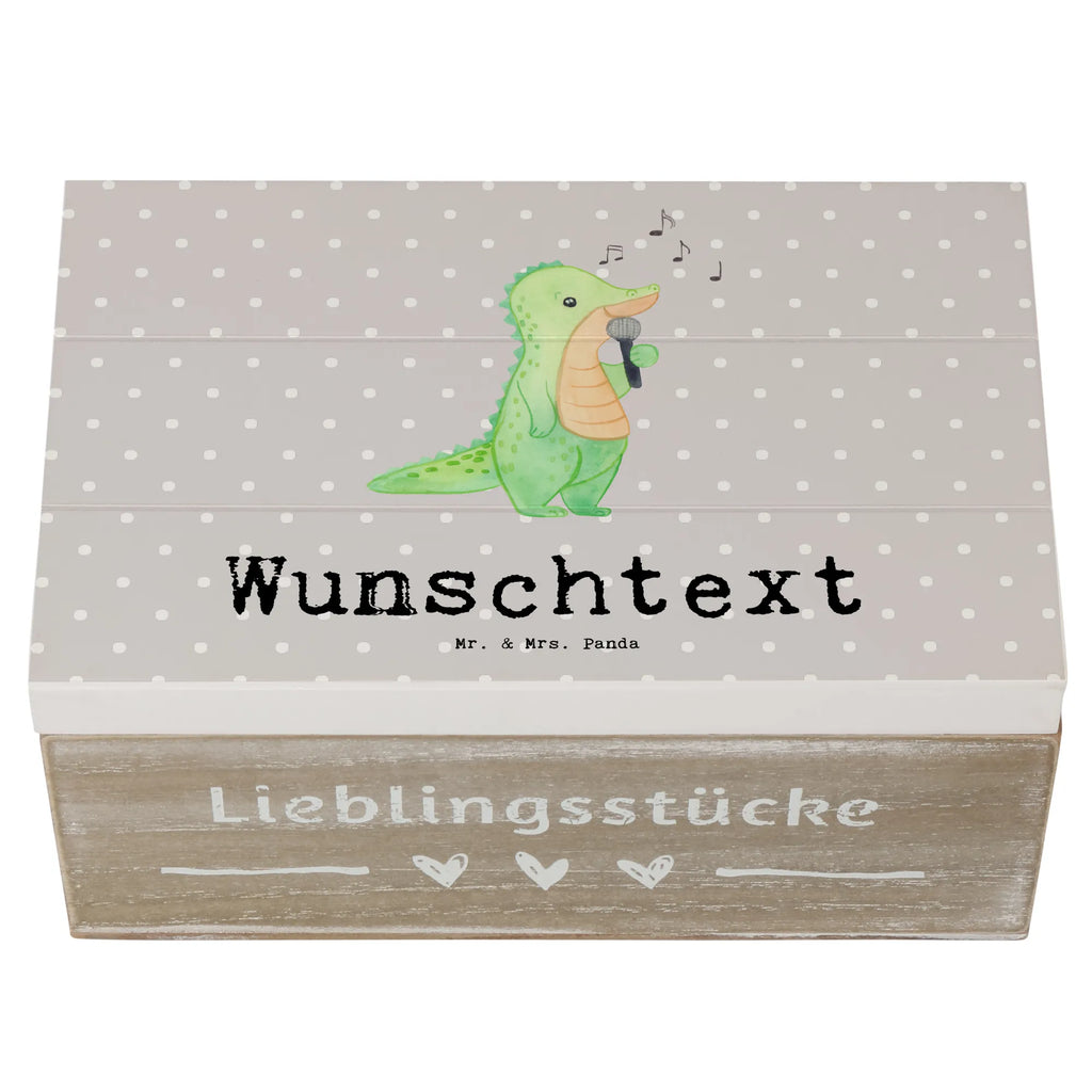 Personalisierte Holzkiste Krokodil Singen Holzkiste mit Namen, Erinnerungsbox Personalisiert, Schatzkiste Personalisiert, Kiste mit Namen, GEschenkdose Personalisiert, Schatulle Personalisiert, Schatzkiste mit Namen, Dekokiste mit Namen, Dekokiste Personalisiert, Erinnerungskiste Personalisiert, Aufbewahrungsbox Personalisiert, Aufbewahrungsbox mit Namen, Erinnerungsbox mit Namen, Truhe mit Namen, Schatulle mit Namen, Kiste Personalisiert, Truhe Personalisiert, mit Namen, Geschenkbox Personalisiert, Holzkiste Personalisiert, Geschenk, Schenken, Sport, Sportart, Hobby, Danke, Dankeschön, Auszeichnung, Gewinn, Sportler, Gesang, Live Auftritt, Band, Singen, Hobbysänger