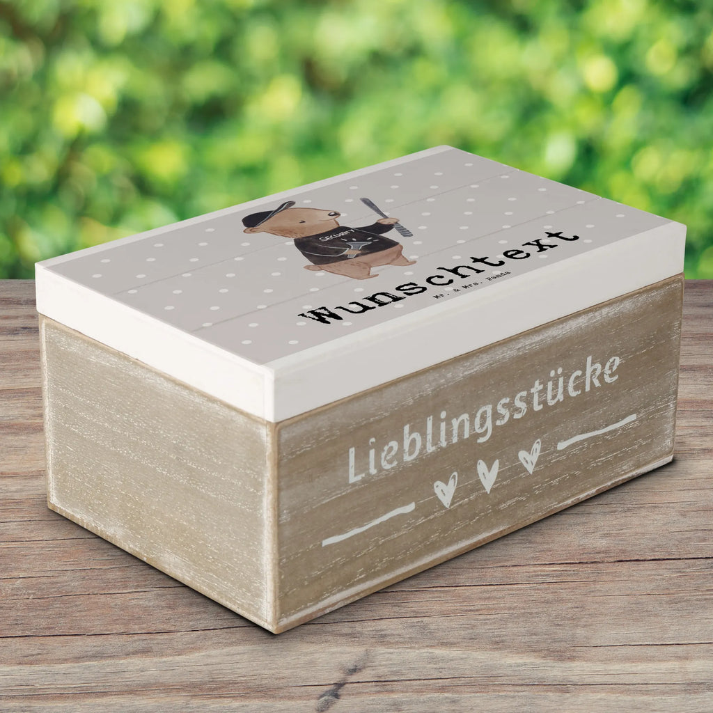 Personalisierte Holzkiste Bodyguard mit Herz Erinnerungsbox mit Namen, Geschenkbox Personalisiert, Kiste mit Namen, Dekokiste Personalisiert, Truhe mit Namen, mit Namen, Holzkiste mit Namen, Erinnerungskiste Personalisiert, Kiste Personalisiert, GEschenkdose Personalisiert, Truhe Personalisiert, Schatulle mit Namen, Schatzkiste Personalisiert, Dekokiste mit Namen, Holzkiste Personalisiert, Aufbewahrungsbox Personalisiert, Schatulle Personalisiert, Erinnerungsbox Personalisiert, Aufbewahrungsbox mit Namen, Schatzkiste mit Namen, Beruf, Firma, Schenken, Mitarbeiter, Arbeitskollege, Danke, Kollegin, Geschenk, Kollege, Rente, Jubiläum, Abschied, Dankeschön, Ausbildung, Personenschützer, Bodyguard